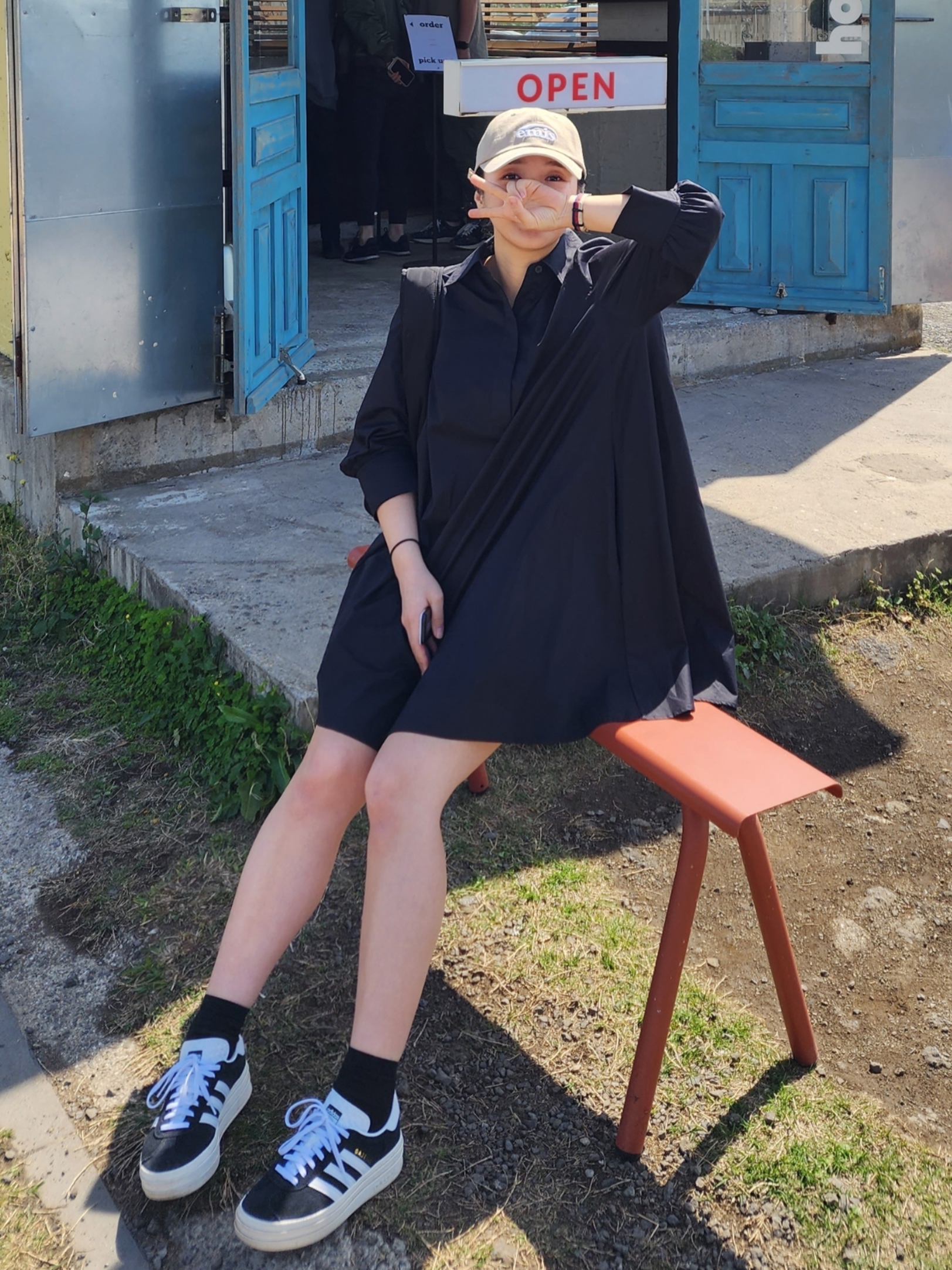 COS Diamond Quilted Hand Bag Black, (W) Adidas Gazelle Bold Core Black Cloud White 착용 스타일 - 1