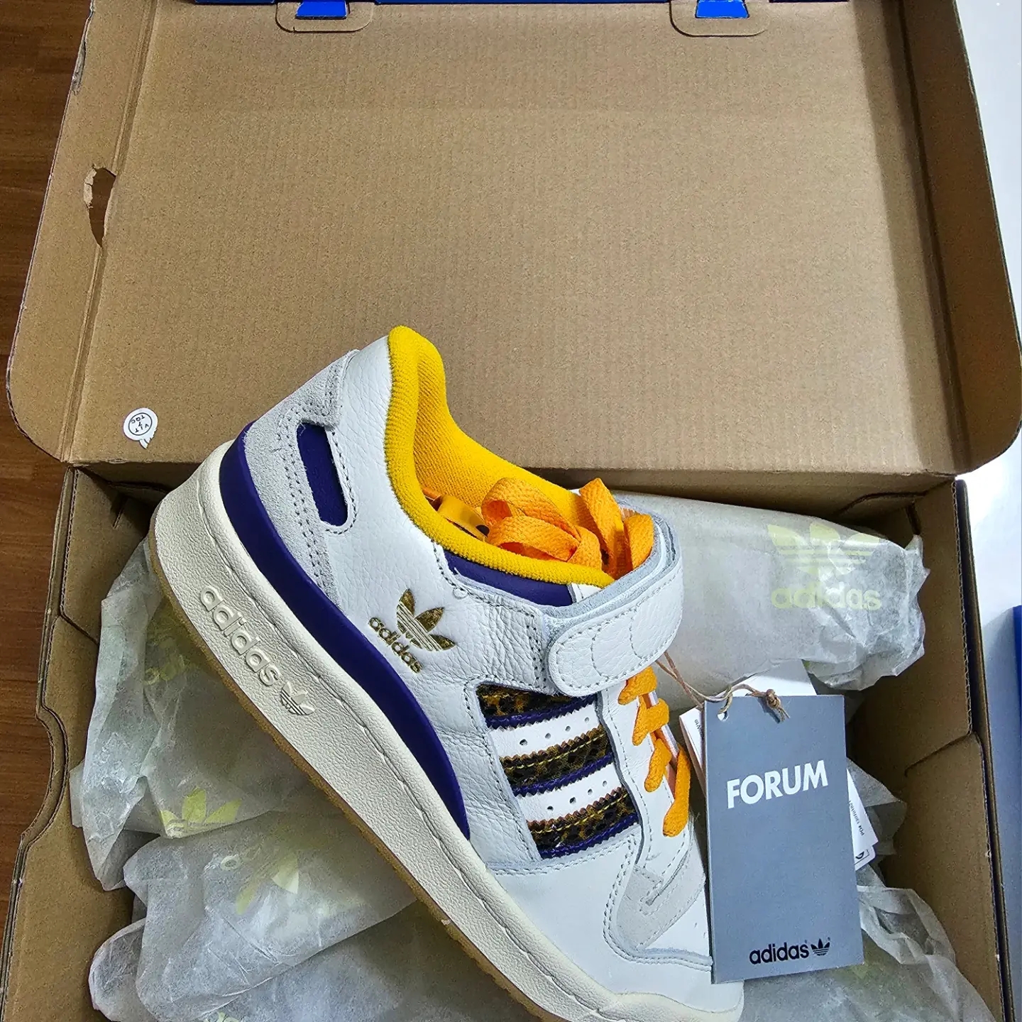 Adidas Forum 84 Low Off White Collegiate Gold 착용 스타일