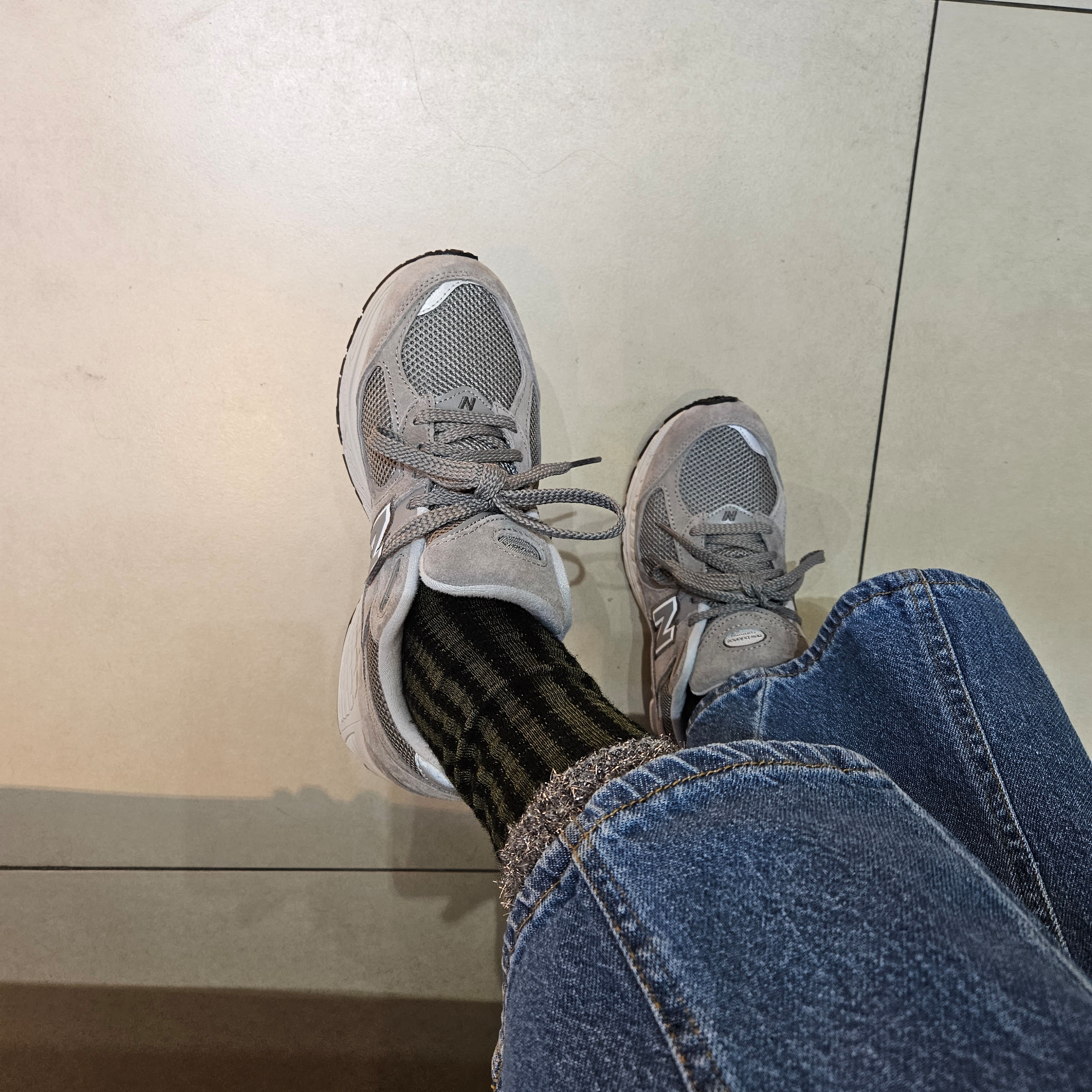 New Balance 2002R Grey 착용 스타일