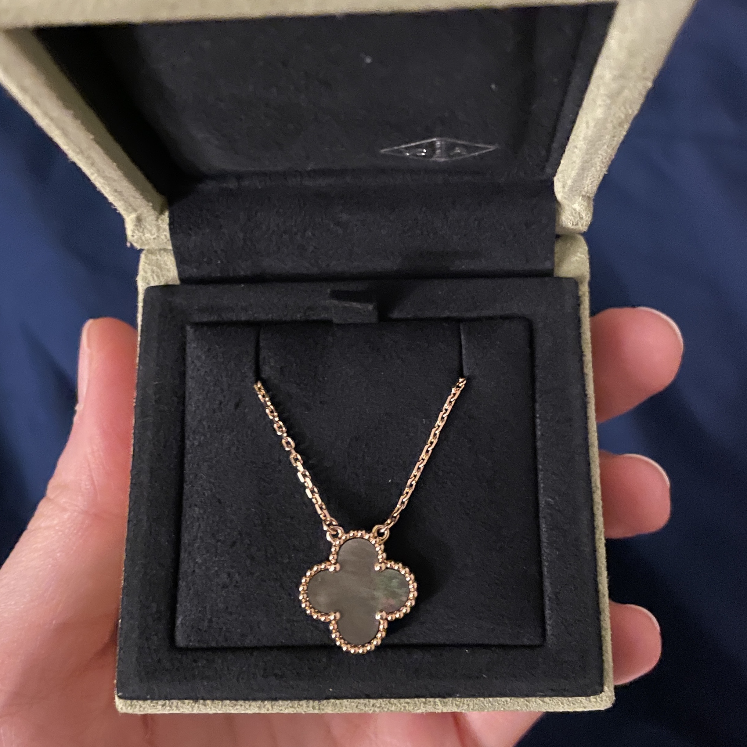 (W) Van Cleef & Arpels Vintage Alhambra Pendant Rose Gold Mother of Pearl 착용 스타일 - 3