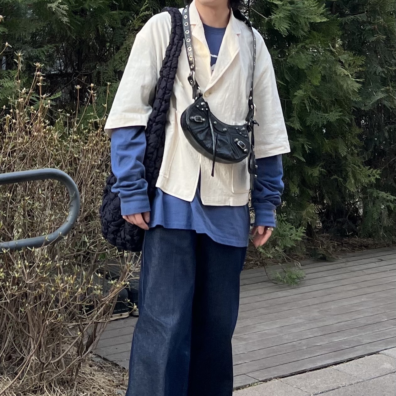 Nike x Matthew M Williams Zoom 004 Triple Black, COS Quilted Oversized Shoulder Bag Black 착용 스타일 - 3