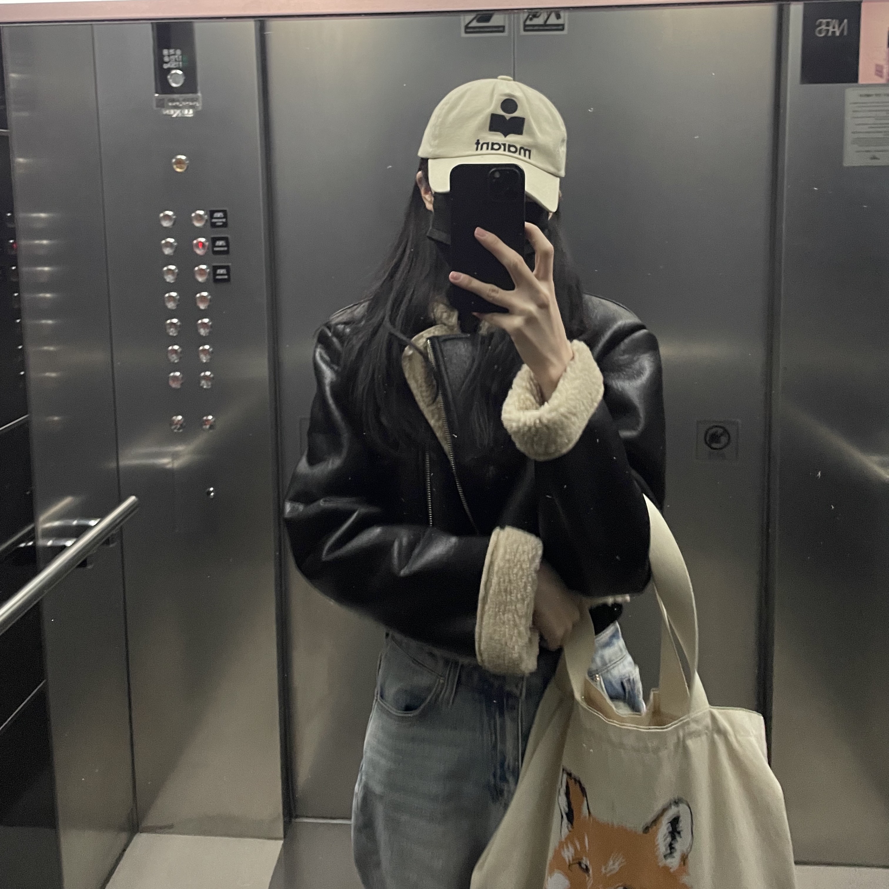 (W) Isabel Marant Tyrony Cap Ecru Black, Maison Kitsune Fox Head Tote Bag Ecru 착용 스타일