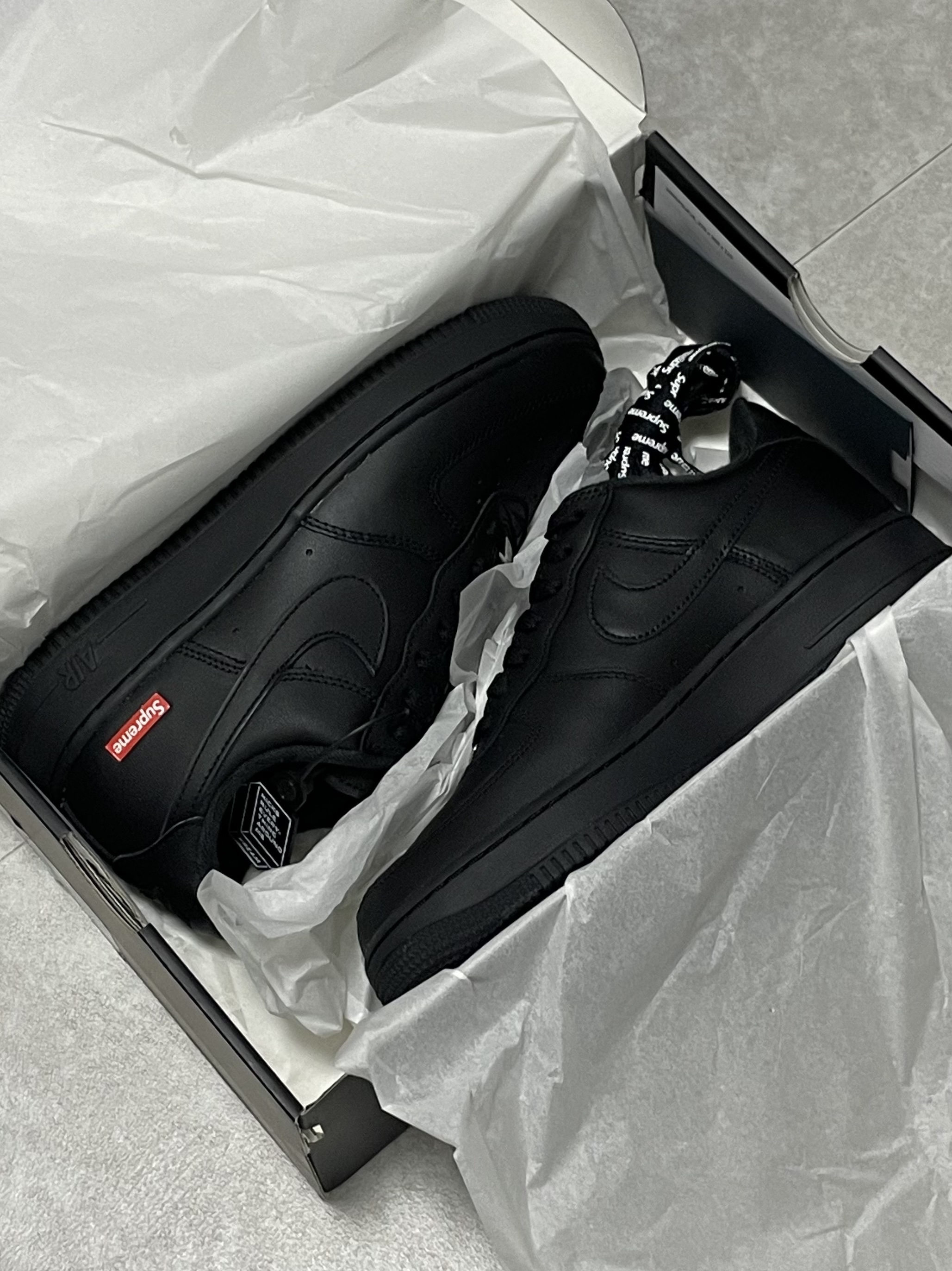 Nike x Supreme Air Force 1 Low Black 착용 스타일 - 1