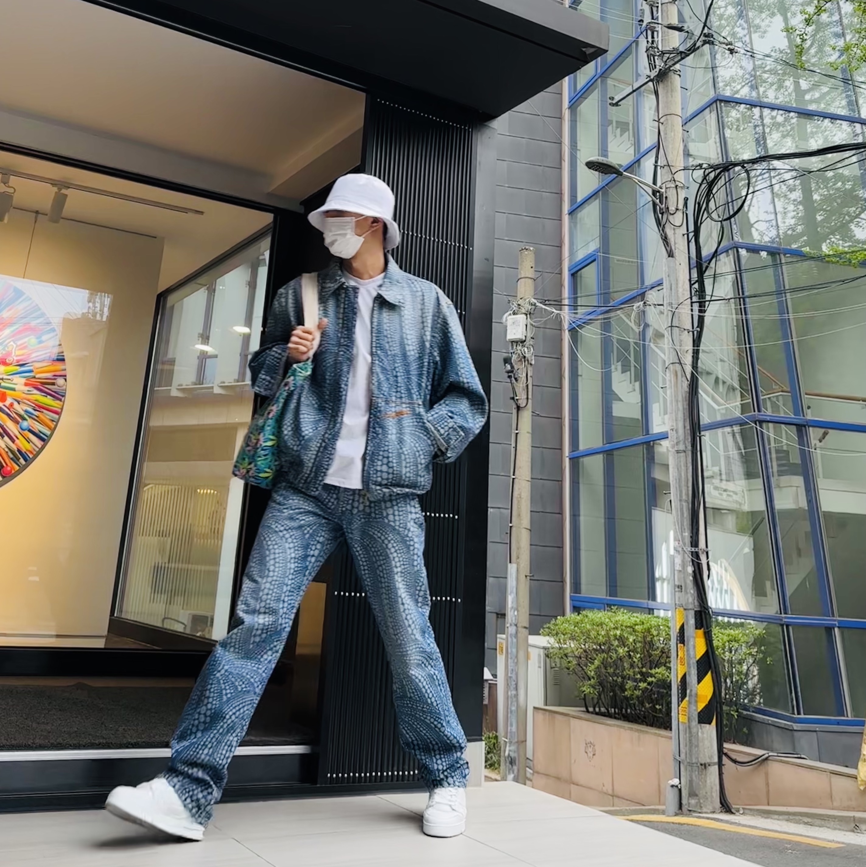Louis Vuitton LV Trainer Sneakers Triple White 착용 스타일 - 1