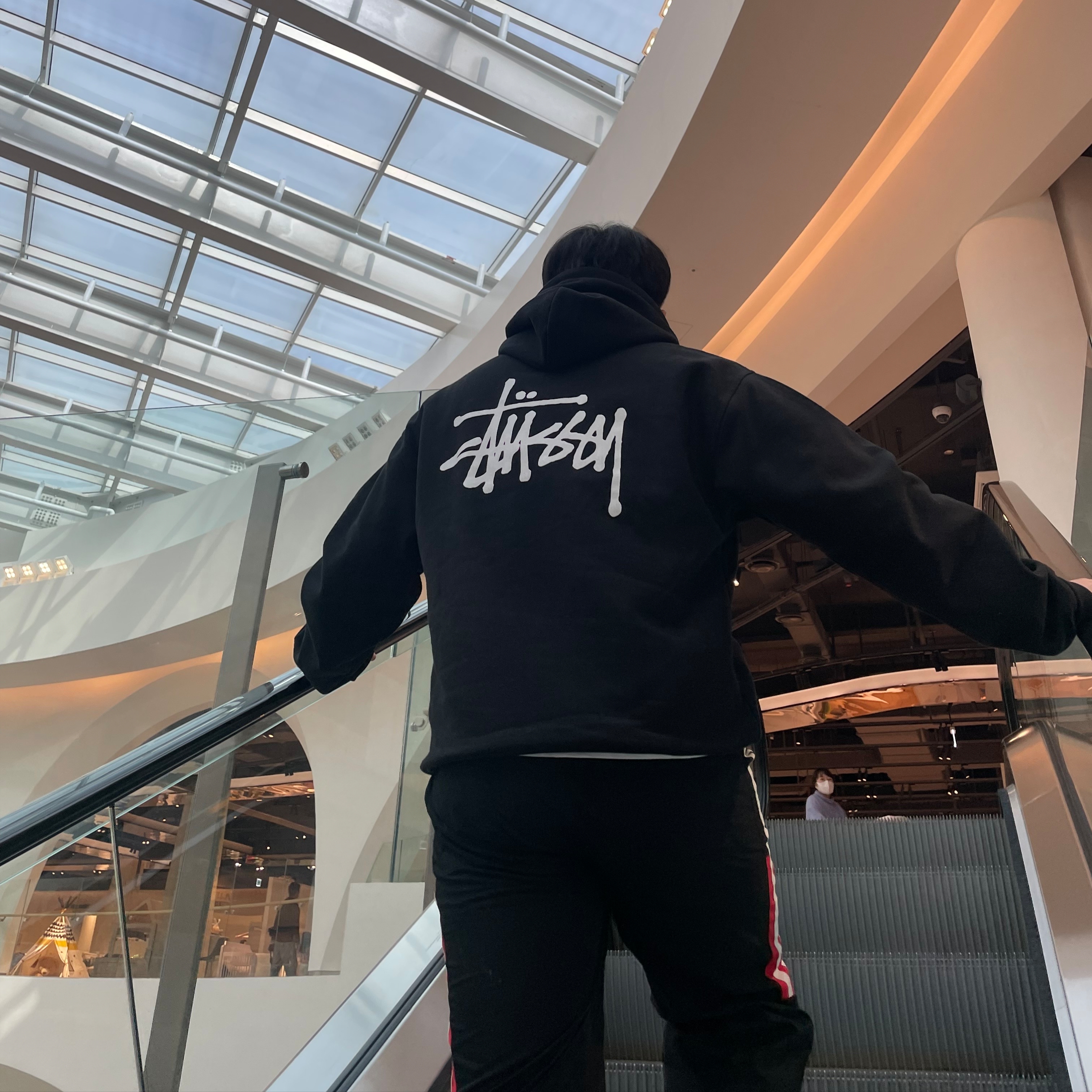 Stussy Basic Stussy Hoodie Black 2023, Nike Air Force 1 '07 LV8 Athletic Club Black Dark Sulfur 착용 스타일 - 2