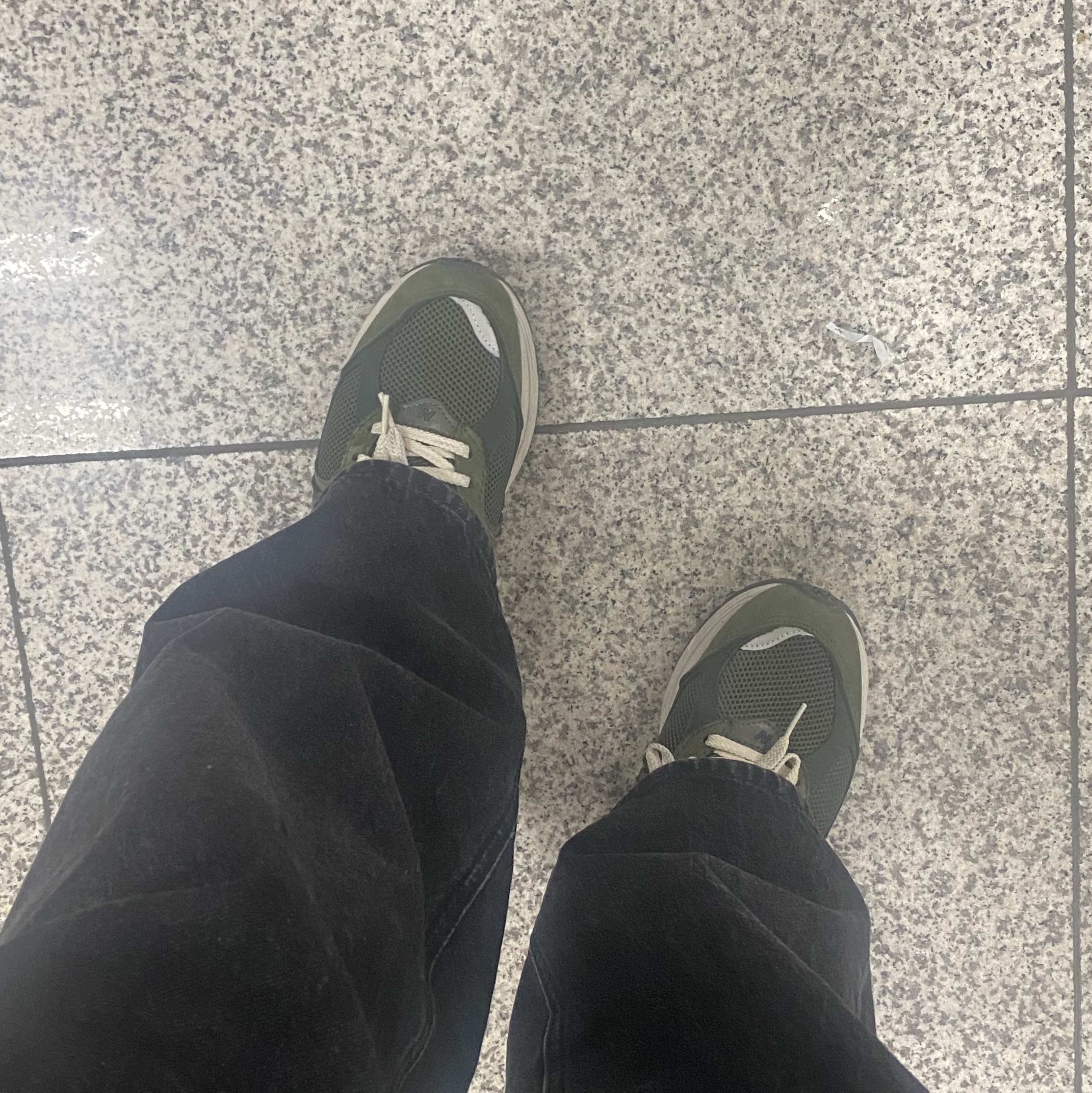 New Balance 2002R Grape Leaf 착용 스타일