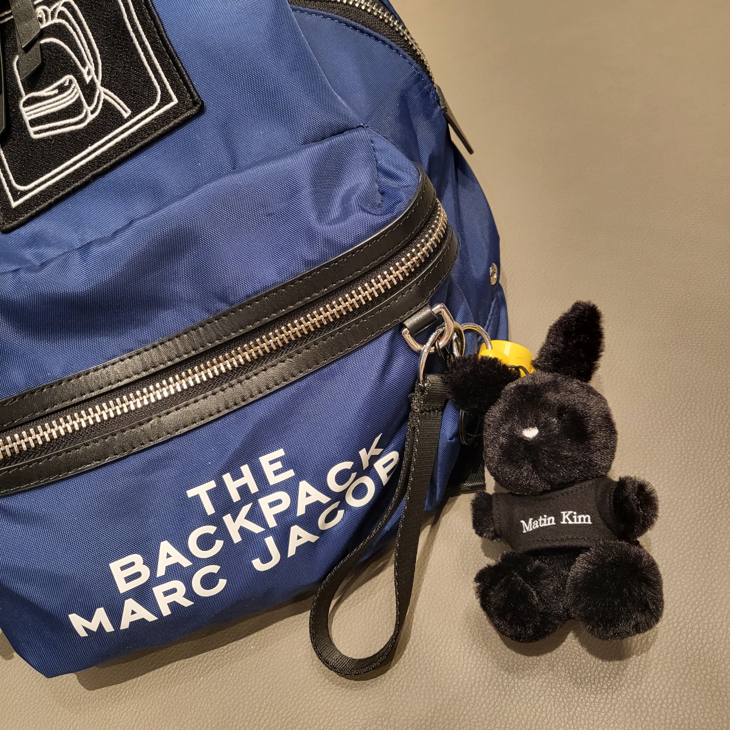 Matin Kim Black Bunny Toy Keyring Black 착용 스타일 - 1
