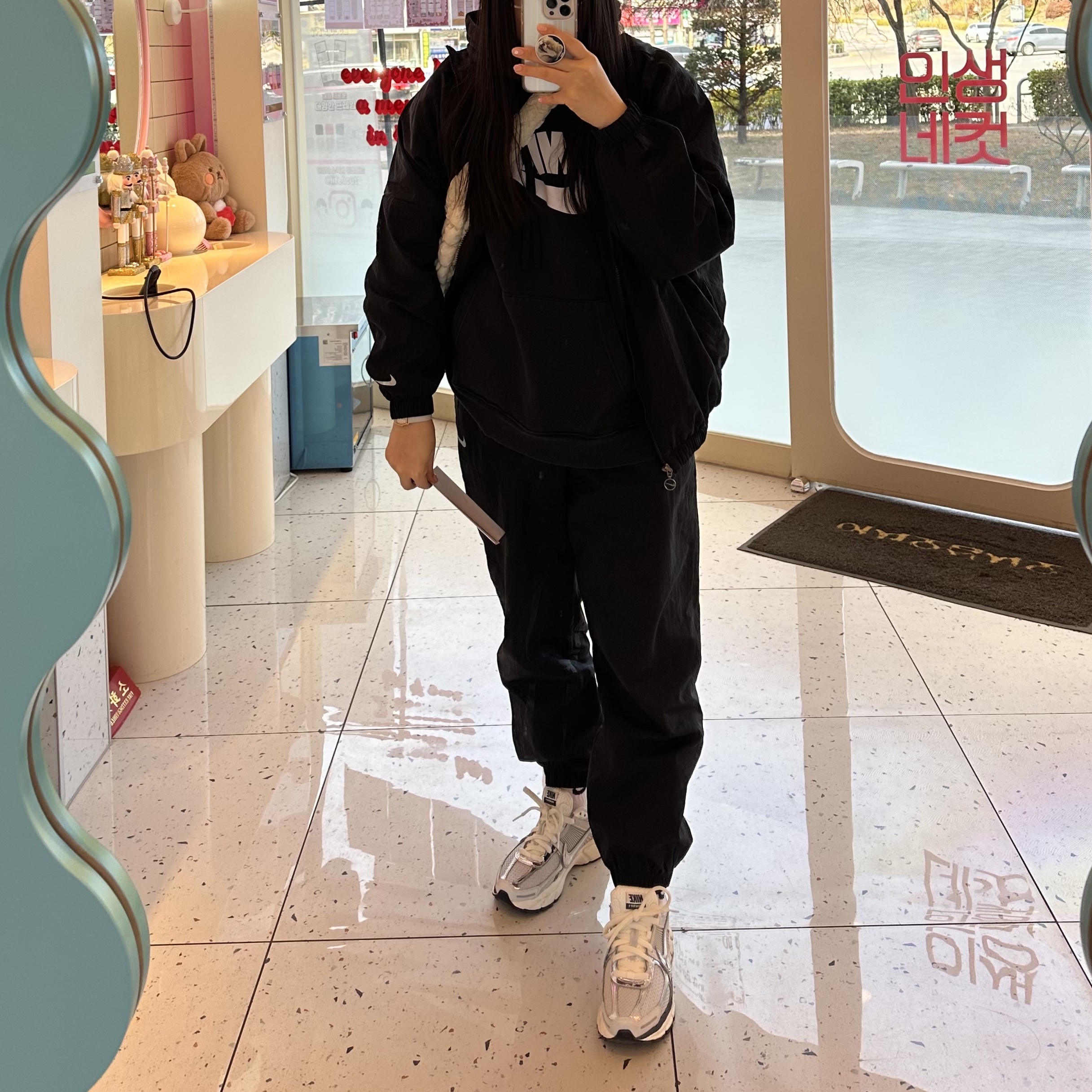 COS Quilted Oversized Shoulder Bag Off White Light Beige, (W) Nike Zoom Vomero 5 Photon Dust and Metallic Silver 착용 스타일 - 1