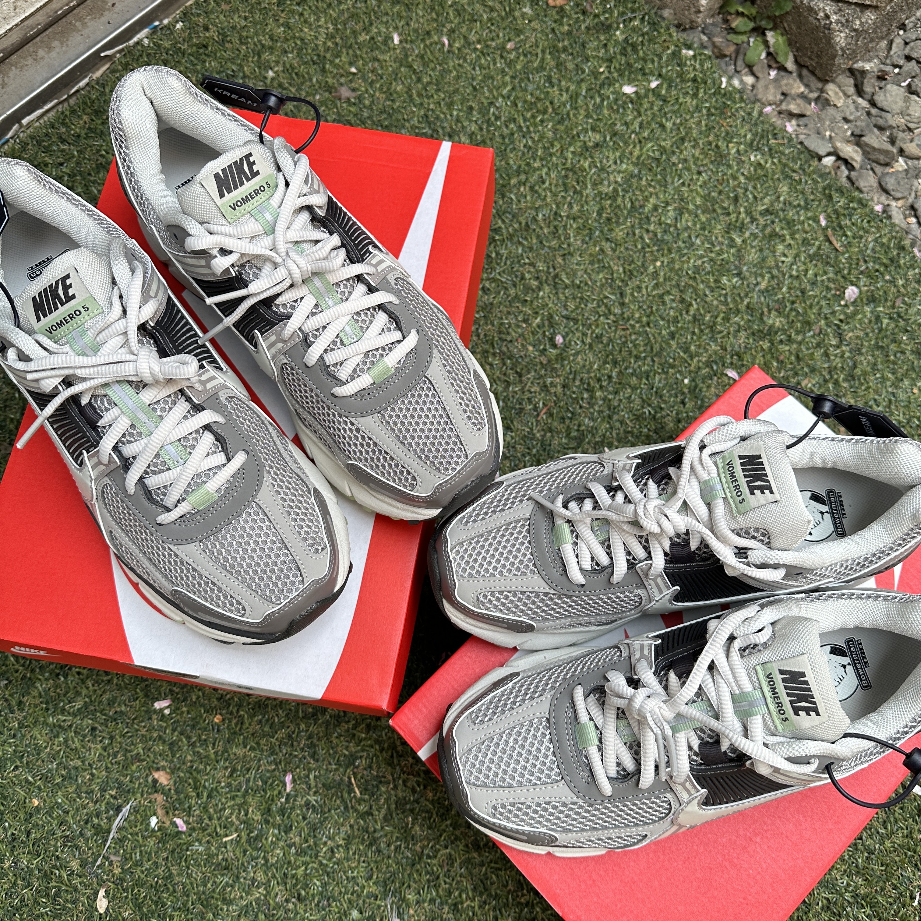 (W) Nike Zoom Vomero 5 Cobblestone and Flat Pewter 착용 스타일