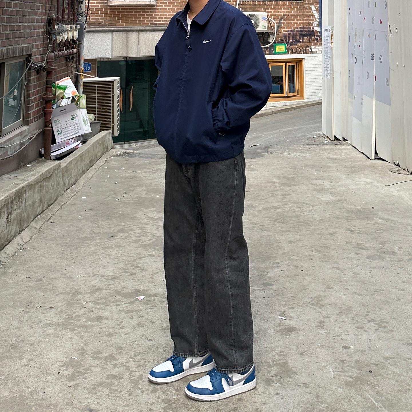 Nike SB Lightweight Skateboarding Jacket Midnight Navy - Asia, Jordan 1 Low True Blue Cement Grey 착용 스타일 - 2