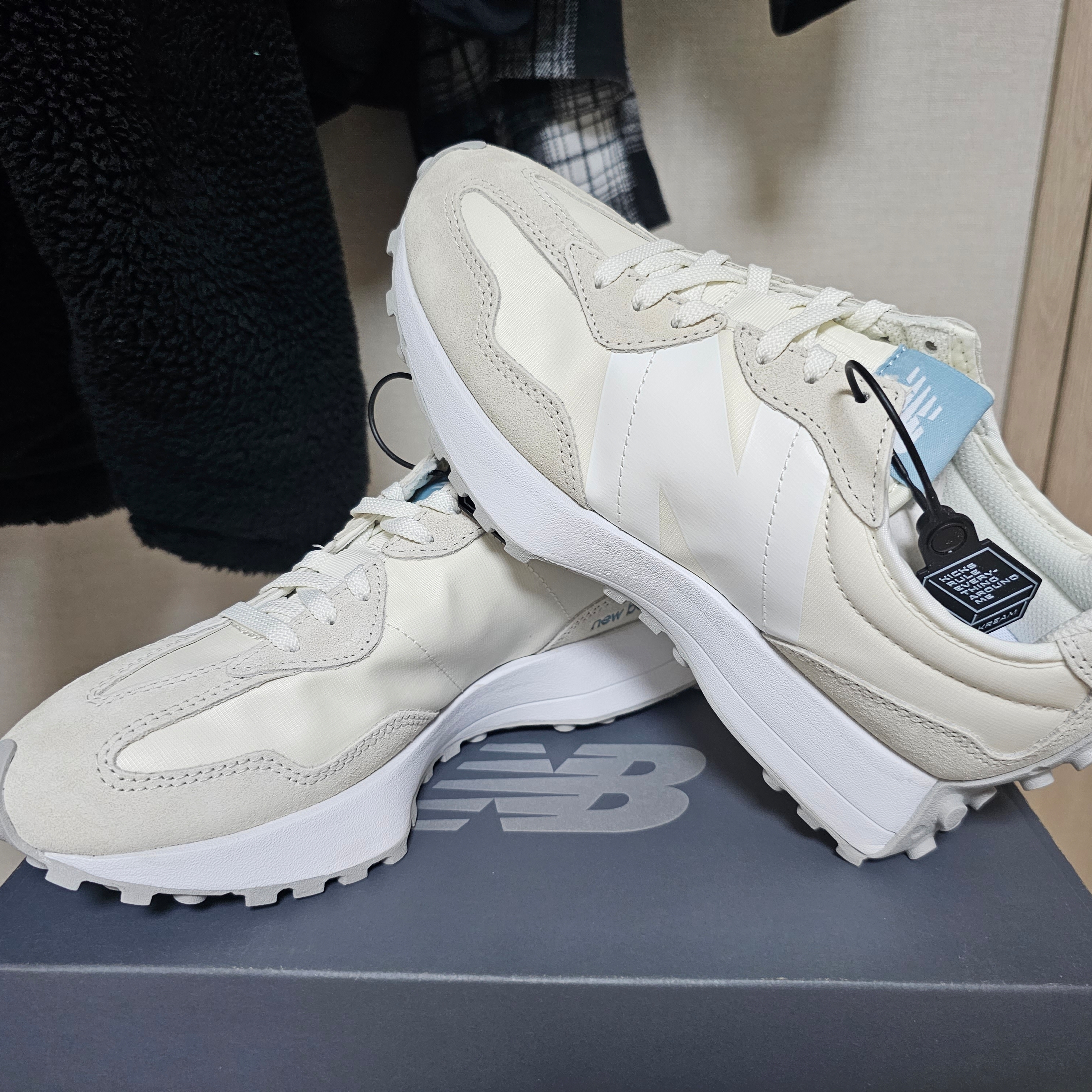 (W) New Balance 327 Sea Salt 착용 스타일 - 3