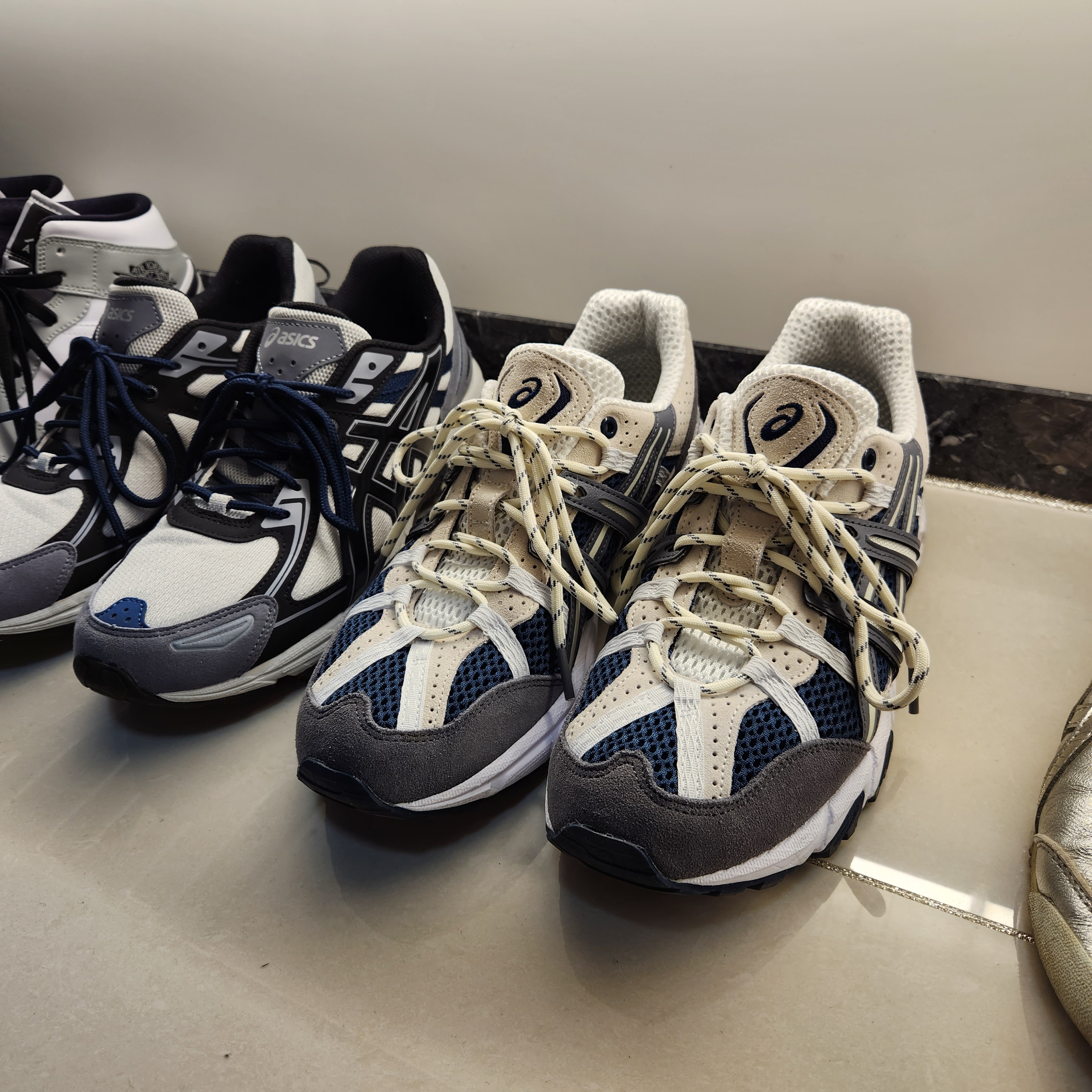Asics Gel-Sonoma 15-50 French Blue, Jordan 1 Mid Light Smoke Grey 착용 스타일 - 1