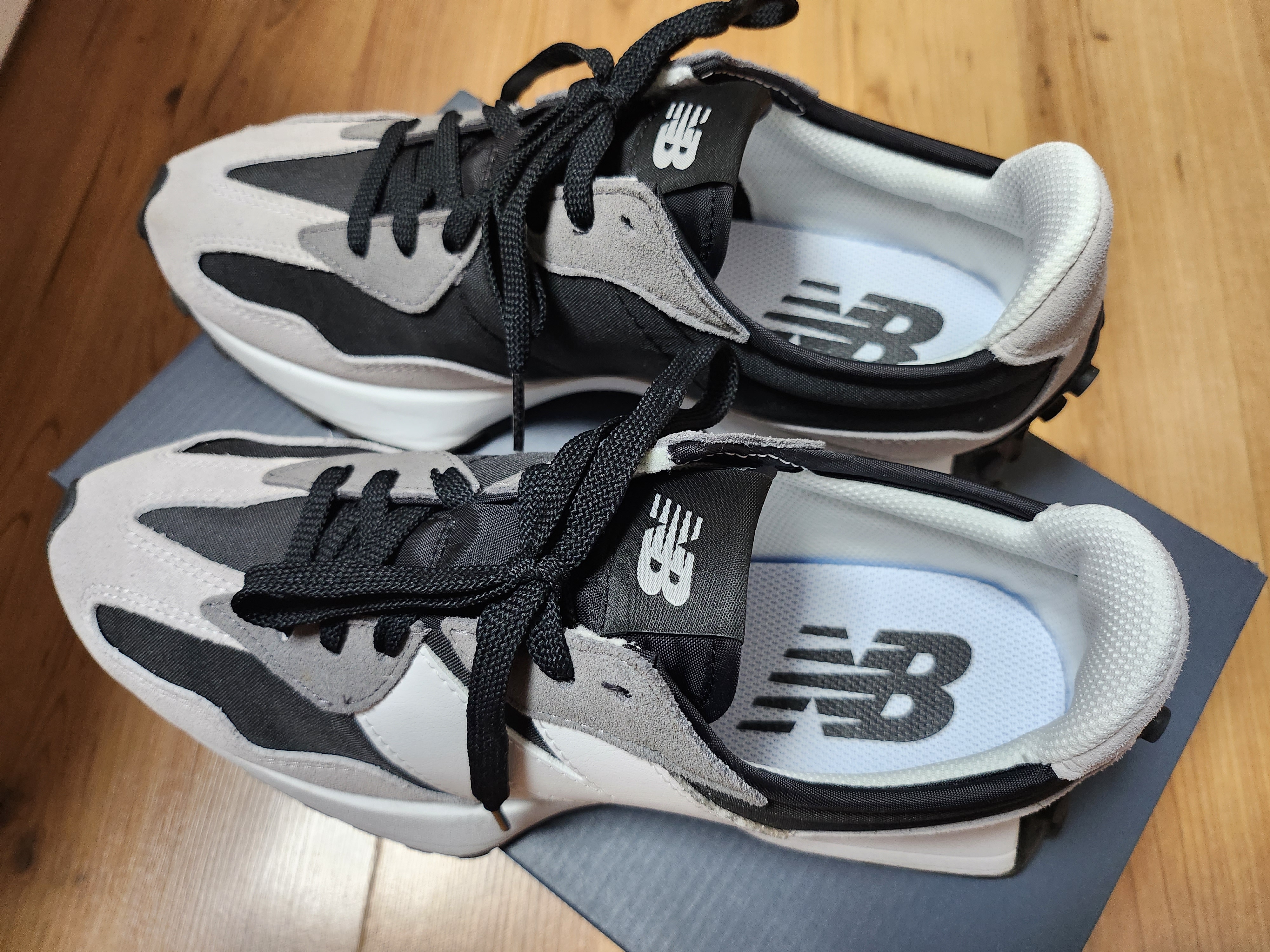 New Balance 327 Black Grey 착용 스타일 - 2