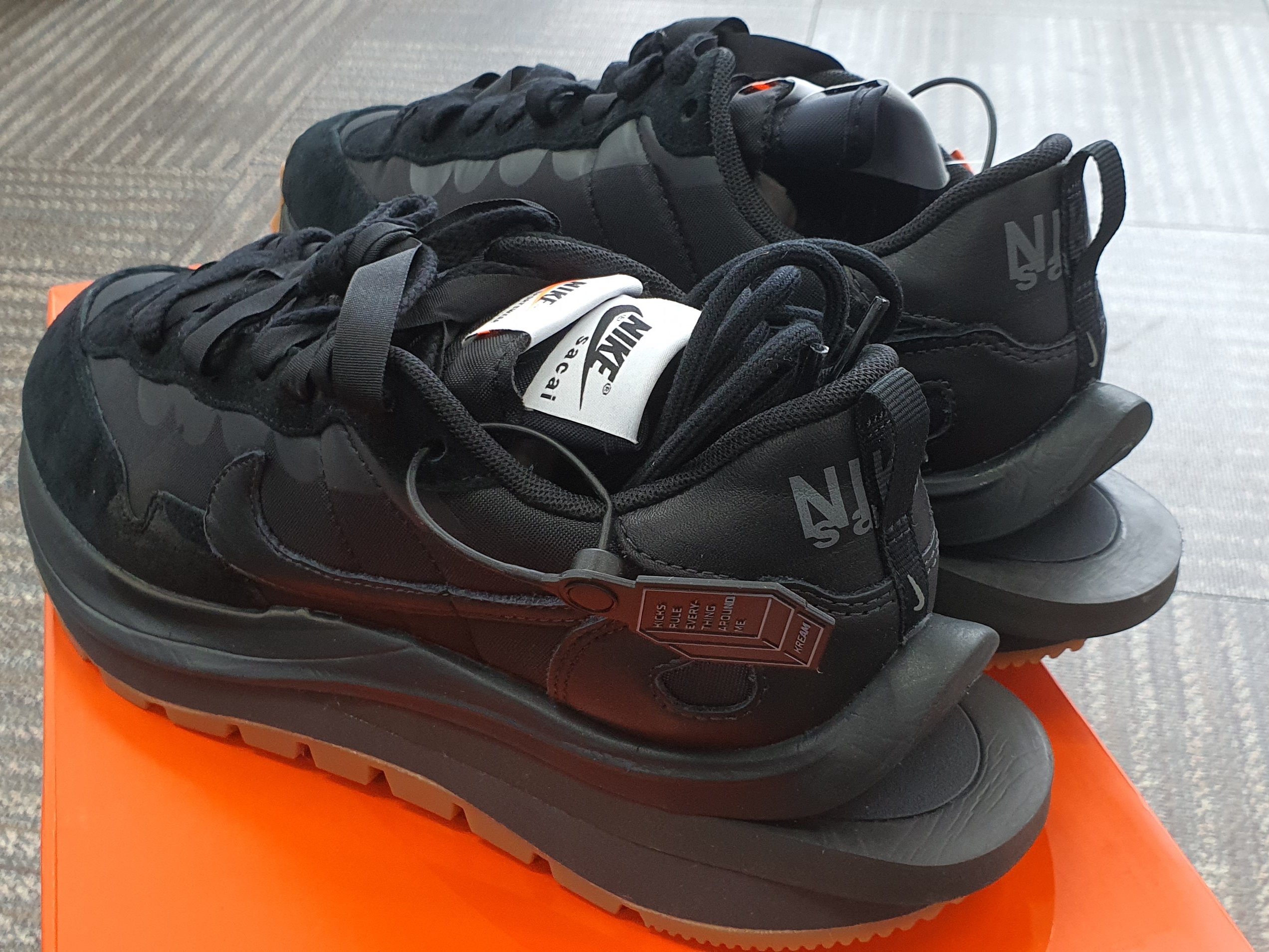 Nike x Sacai VaporWaffle Black and Gum 착용 스타일 - 2