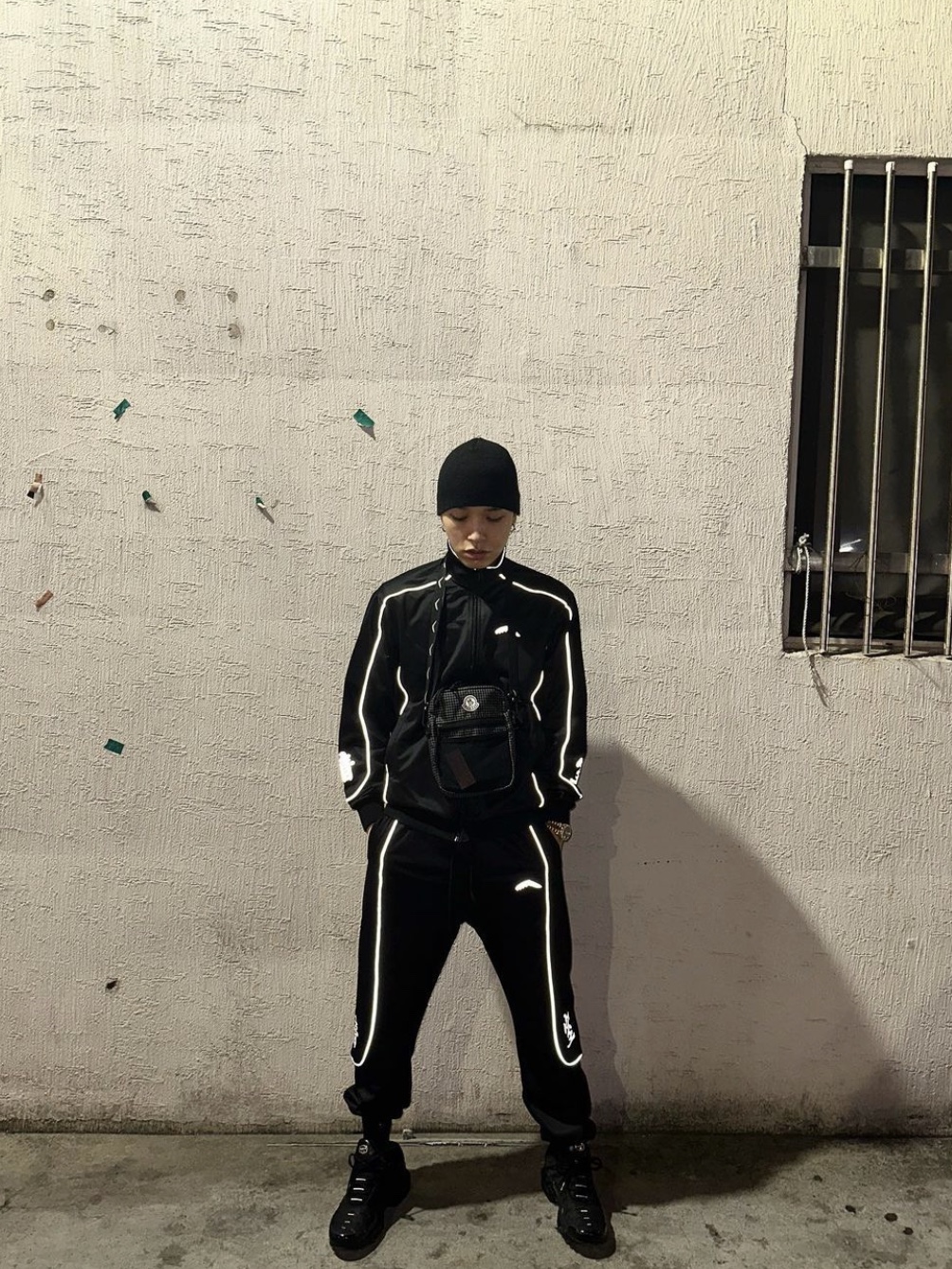 Darkr8m Studio x Hardhitters Refelective Track Top Black, Darkr8m Studio x Hardhitters Refelective Track Pants Black 착용 스타일 - 2