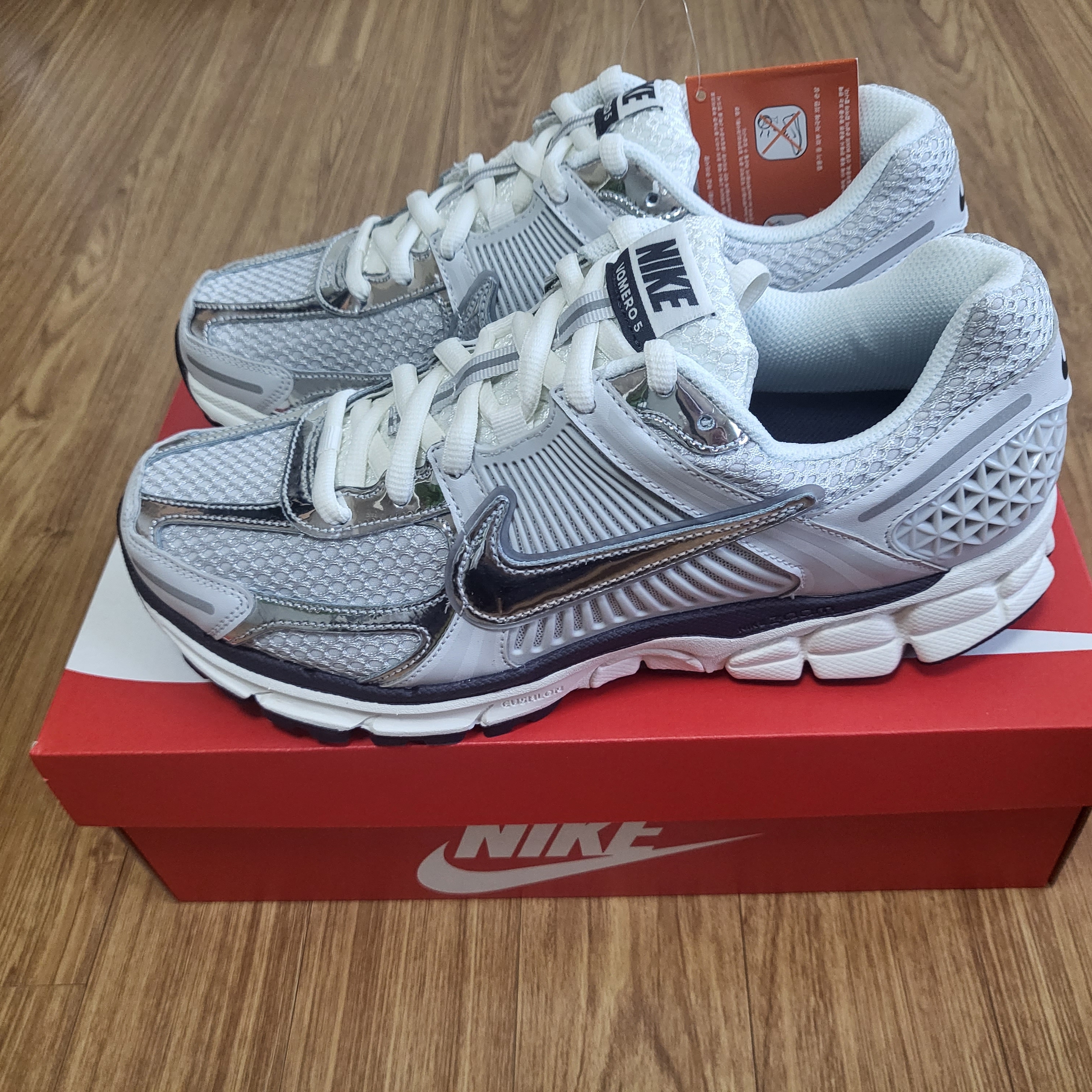 (W) Nike Zoom Vomero 5 Photon Dust and Metallic Silver 착용 스타일