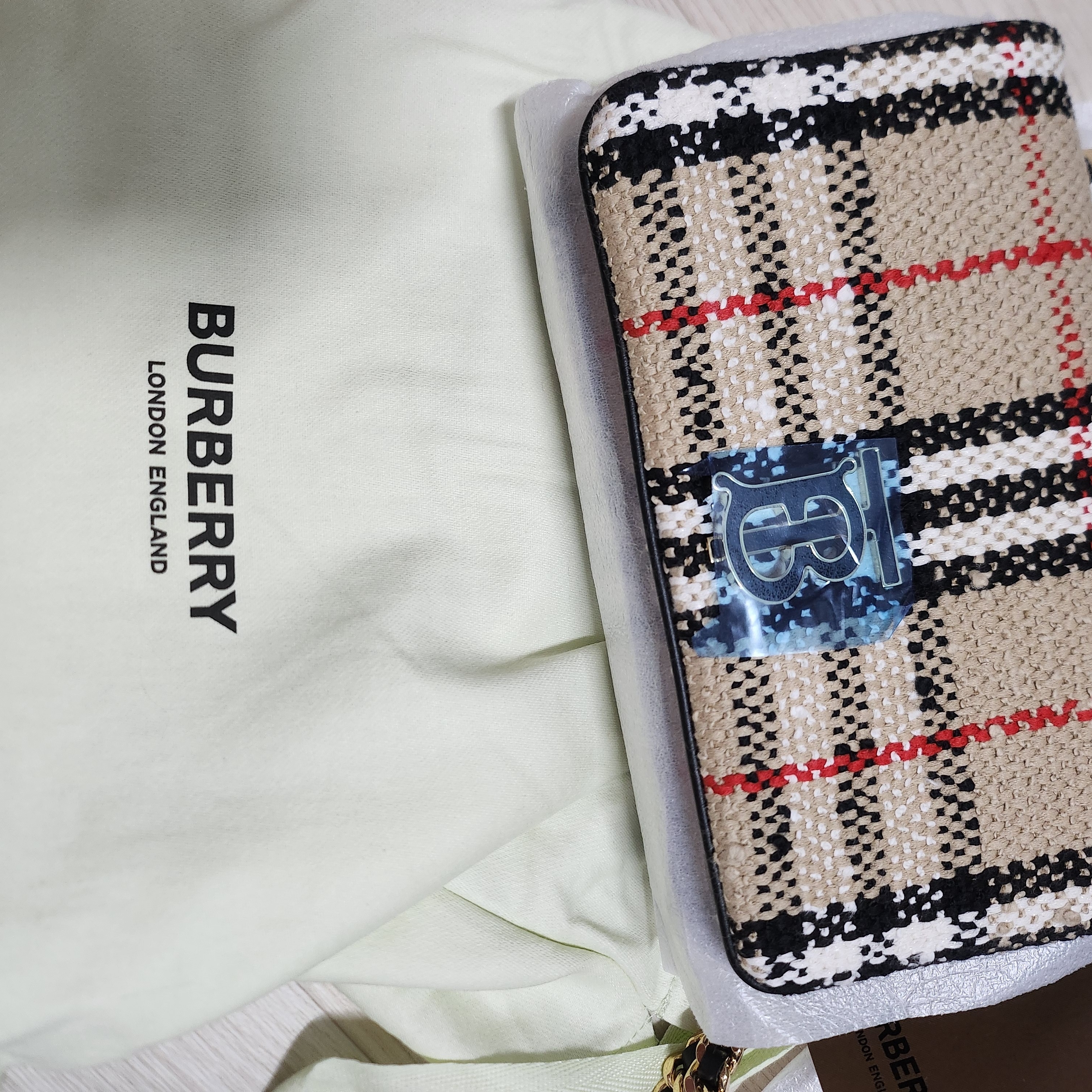 Burberry Vintage Check Boucle Mini Lola Bag Archive Beige 착용 스타일