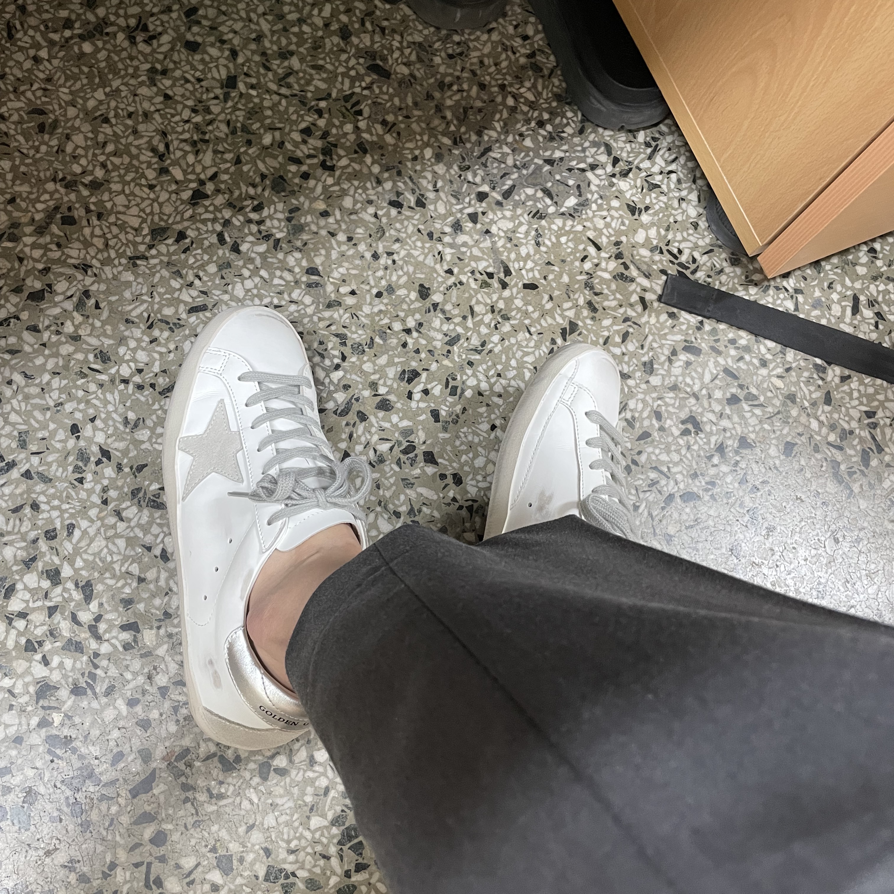 Golden Goose Superstar White Silver Heel Tab Sneakers 착용 스타일