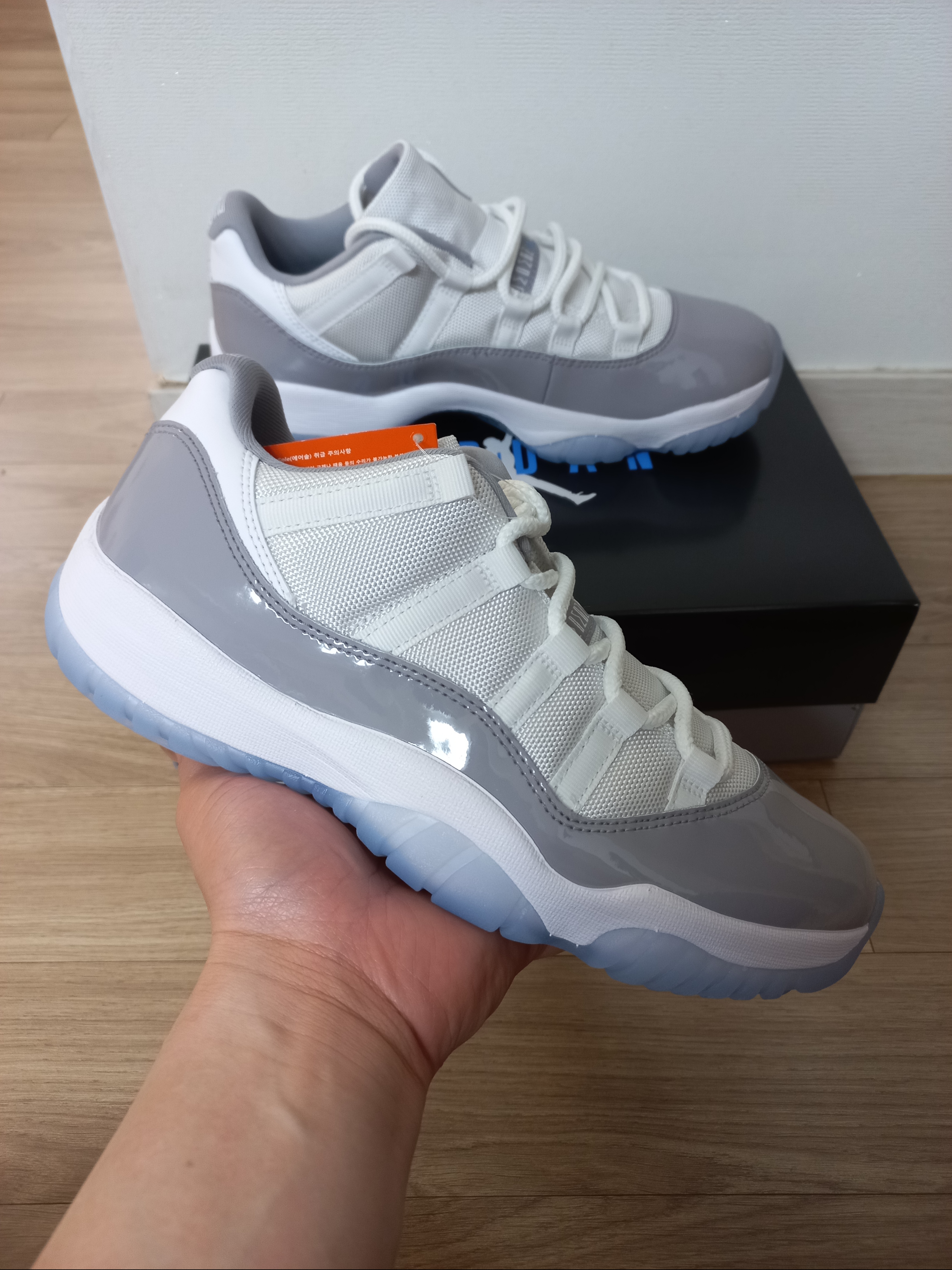 Jordan 11 Retro Low Cement Grey 착용 스타일 - 1
