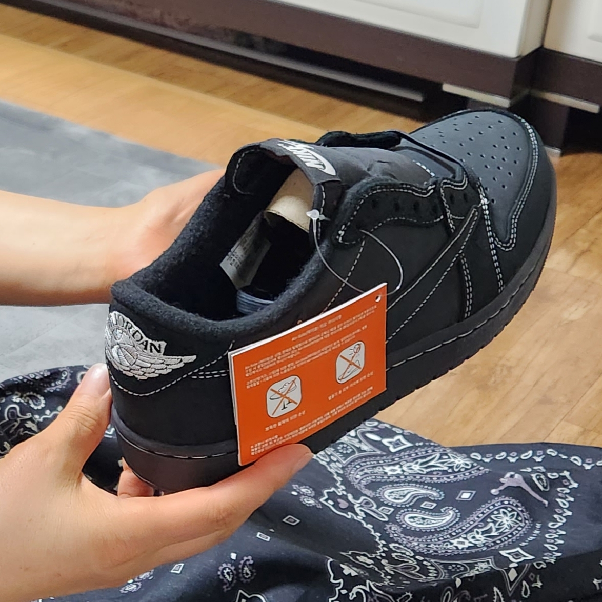 Jordan 1 x Travis Scott Retro Low OG SP Black Phantom 착용 스타일 - 1