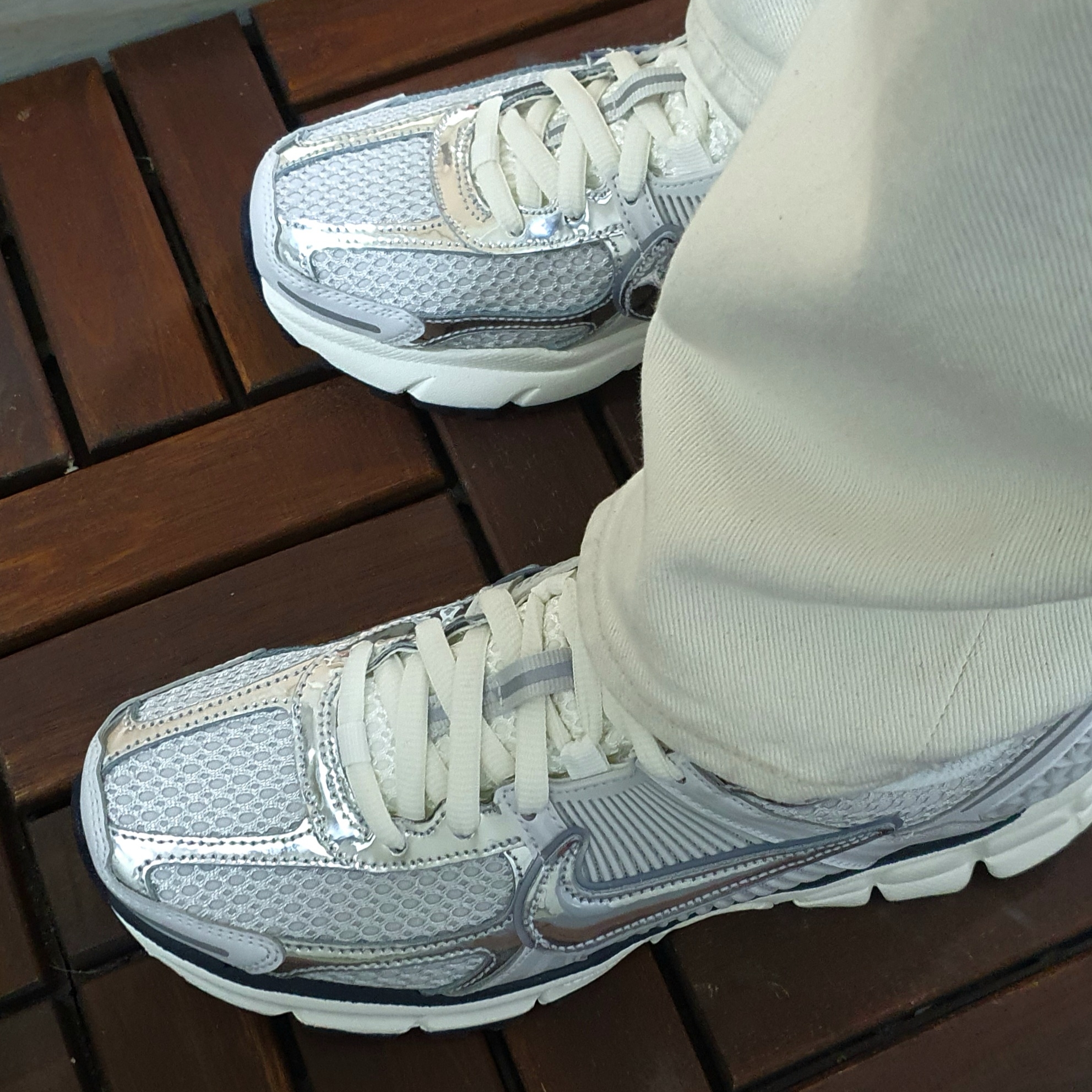 (W) Nike Zoom Vomero 5 Photon Dust and Metallic Silver 착용 스타일