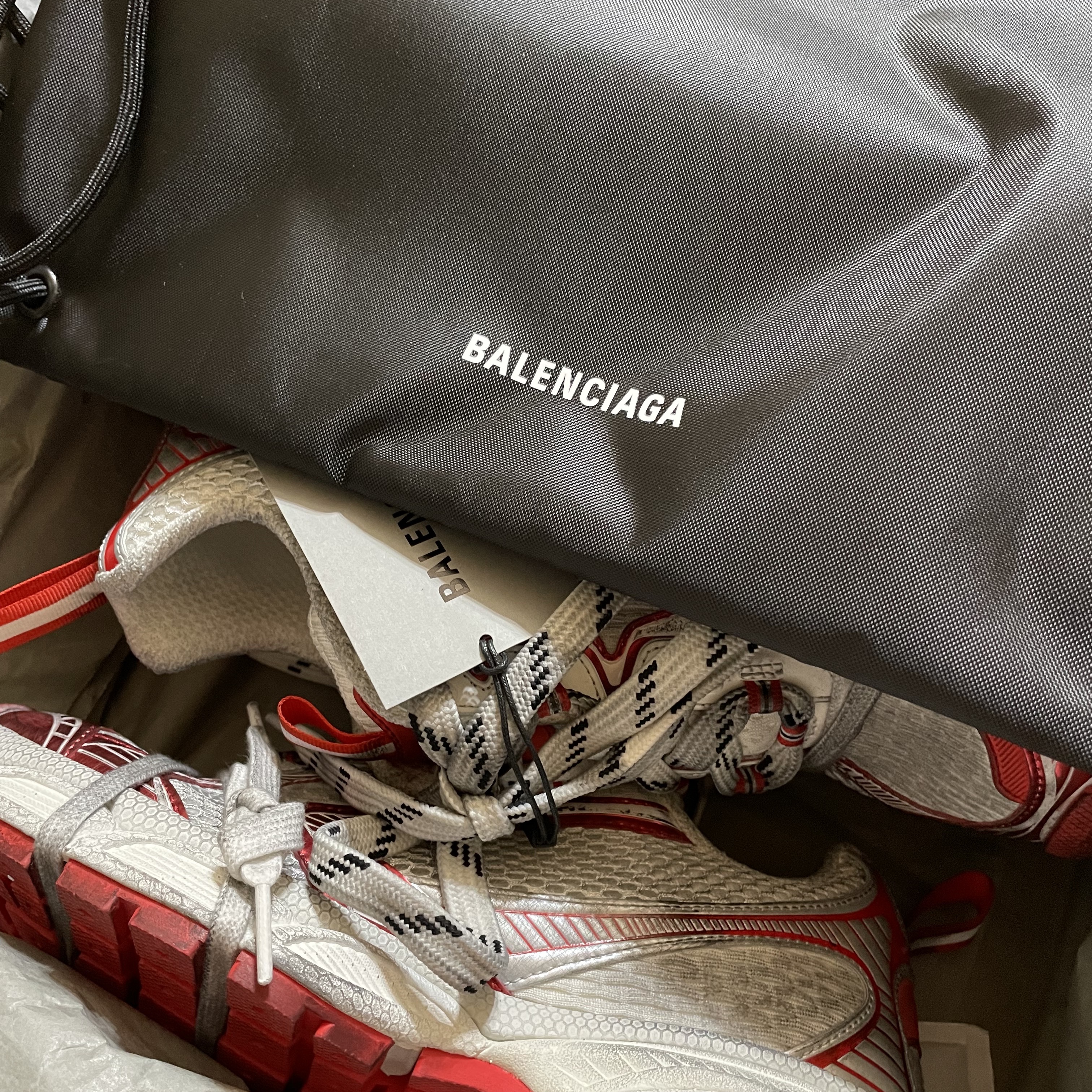 Balenciaga 3XL Sneakers White Red 착용 스타일
