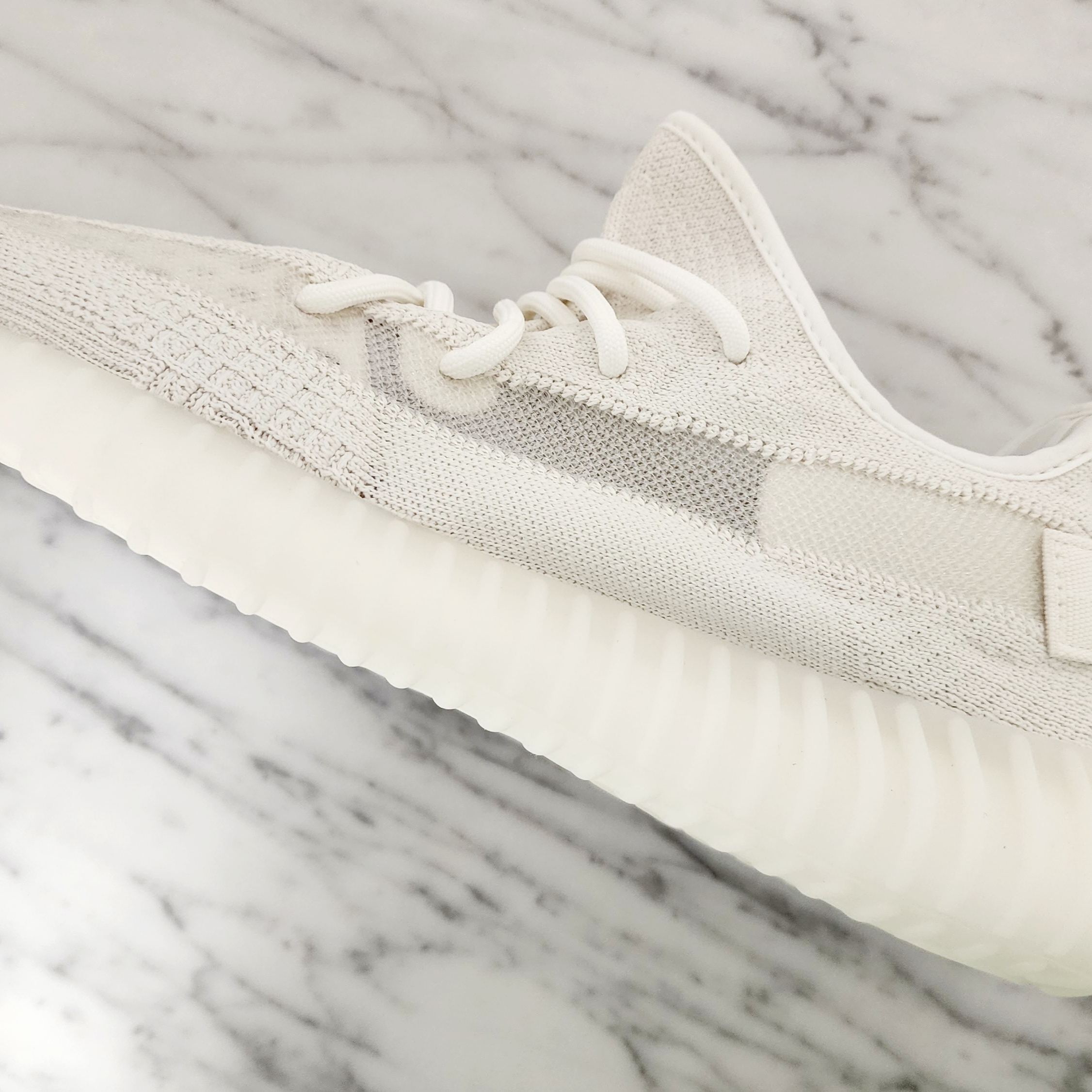 Adidas Yeezy Boost 350 V2 Bone 착용 스타일
