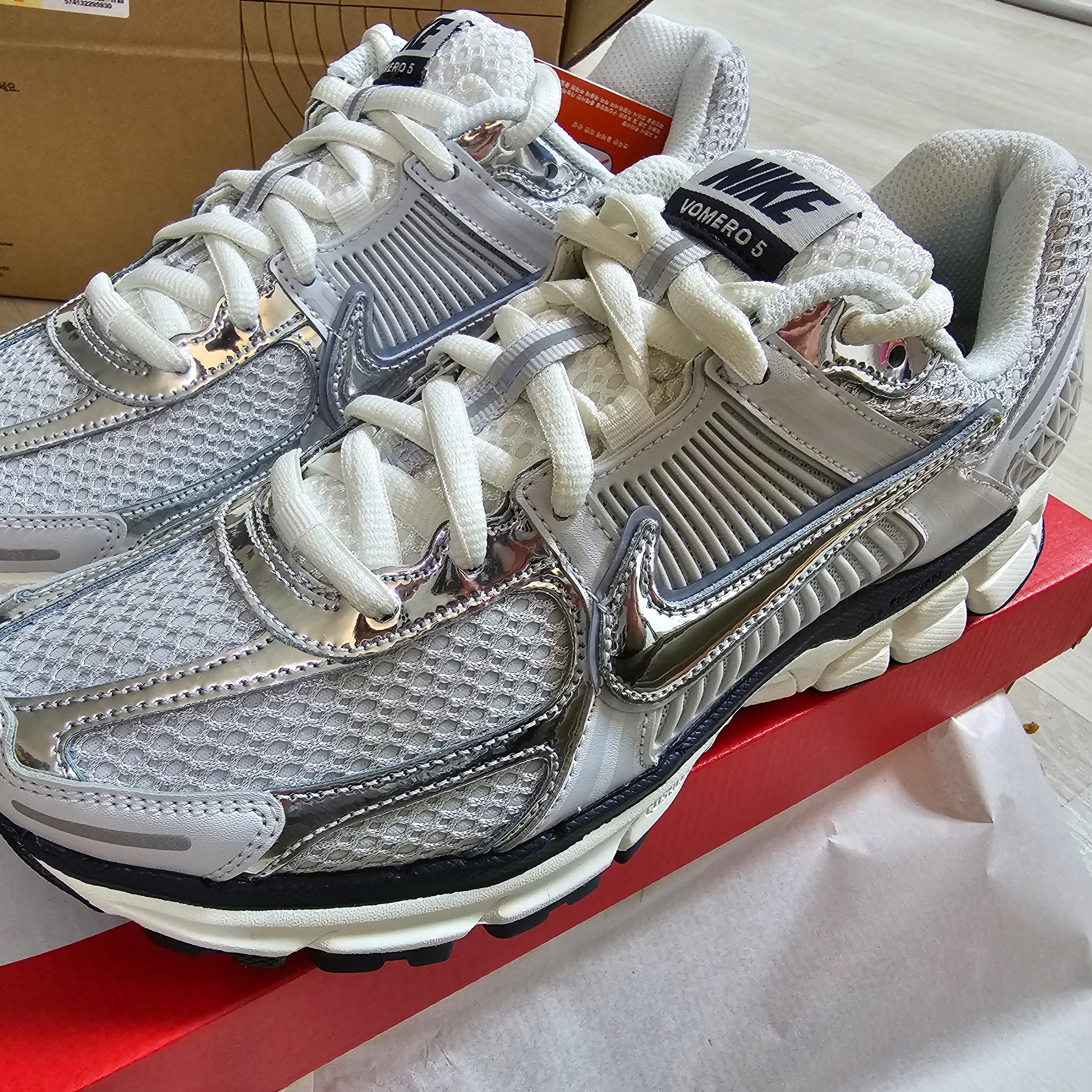 (W) Nike Zoom Vomero 5 Photon Dust and Metallic Silver 착용 스타일
