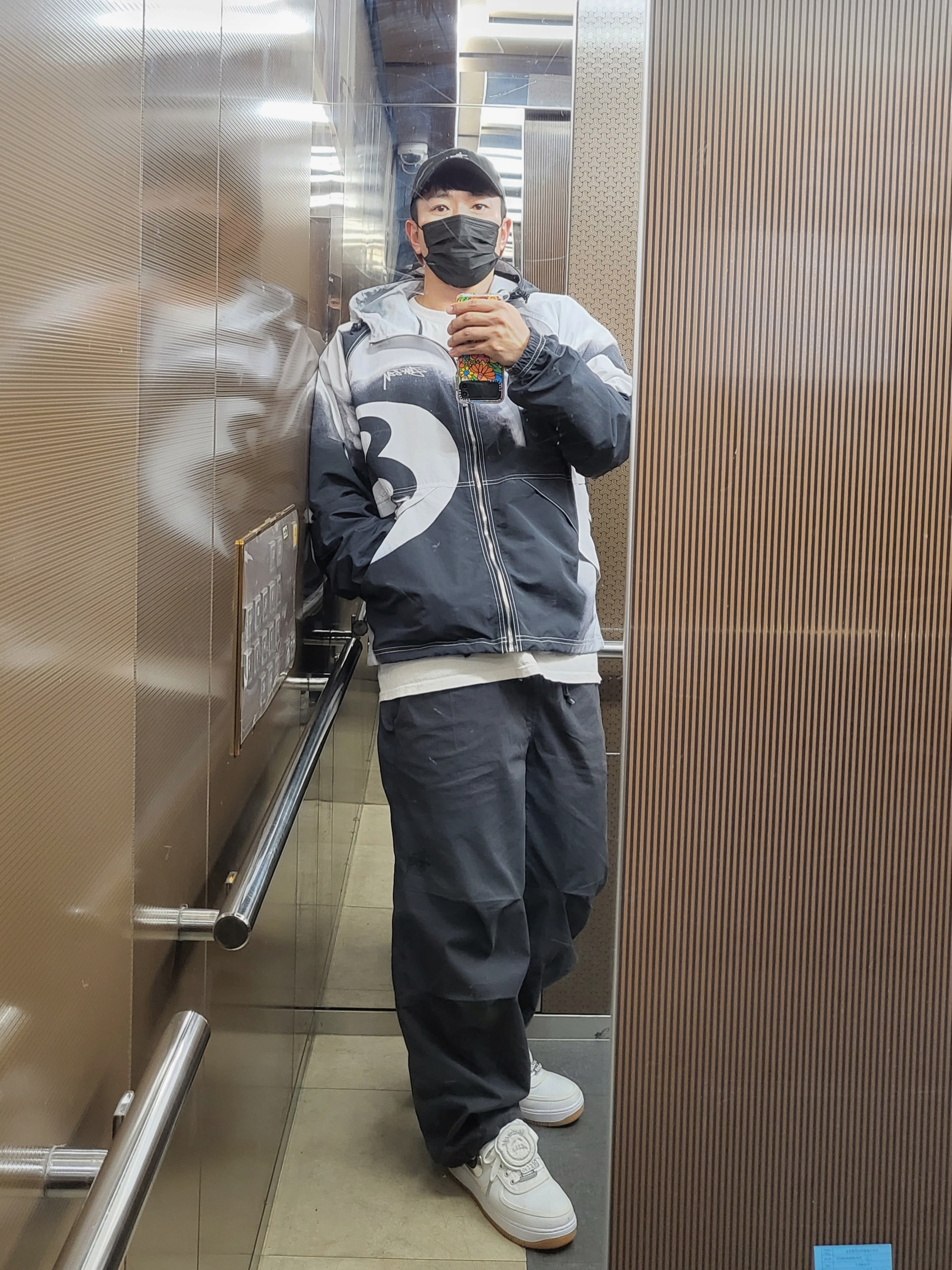 Stussy Basic Stock Low Pro Cap Black, Stussy 8 Ball Beach Shell Jacket Greyscale 착용 스타일