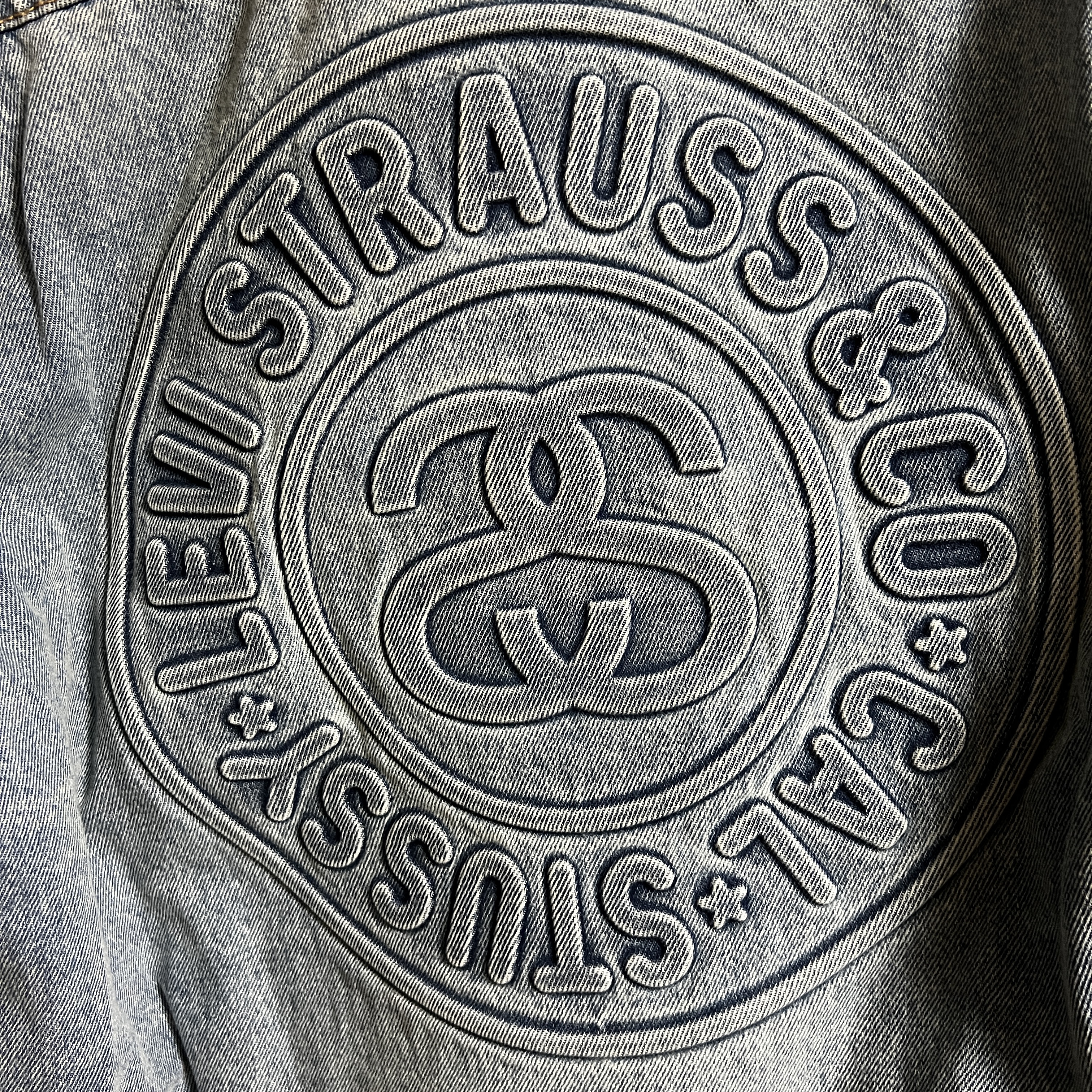 Stussy x Levi's Embossed Trucker Jacket Indigo 착용 스타일 - 1