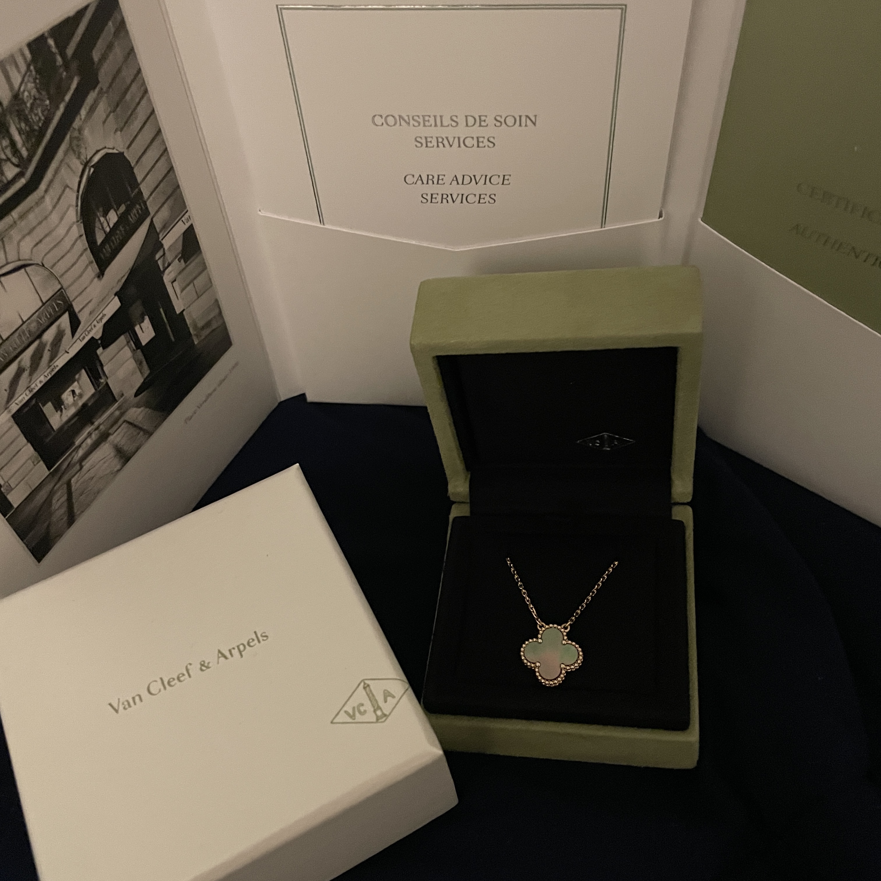 (W) Van Cleef & Arpels Vintage Alhambra Pendant Rose Gold Mother of Pearl 착용 스타일 - 1