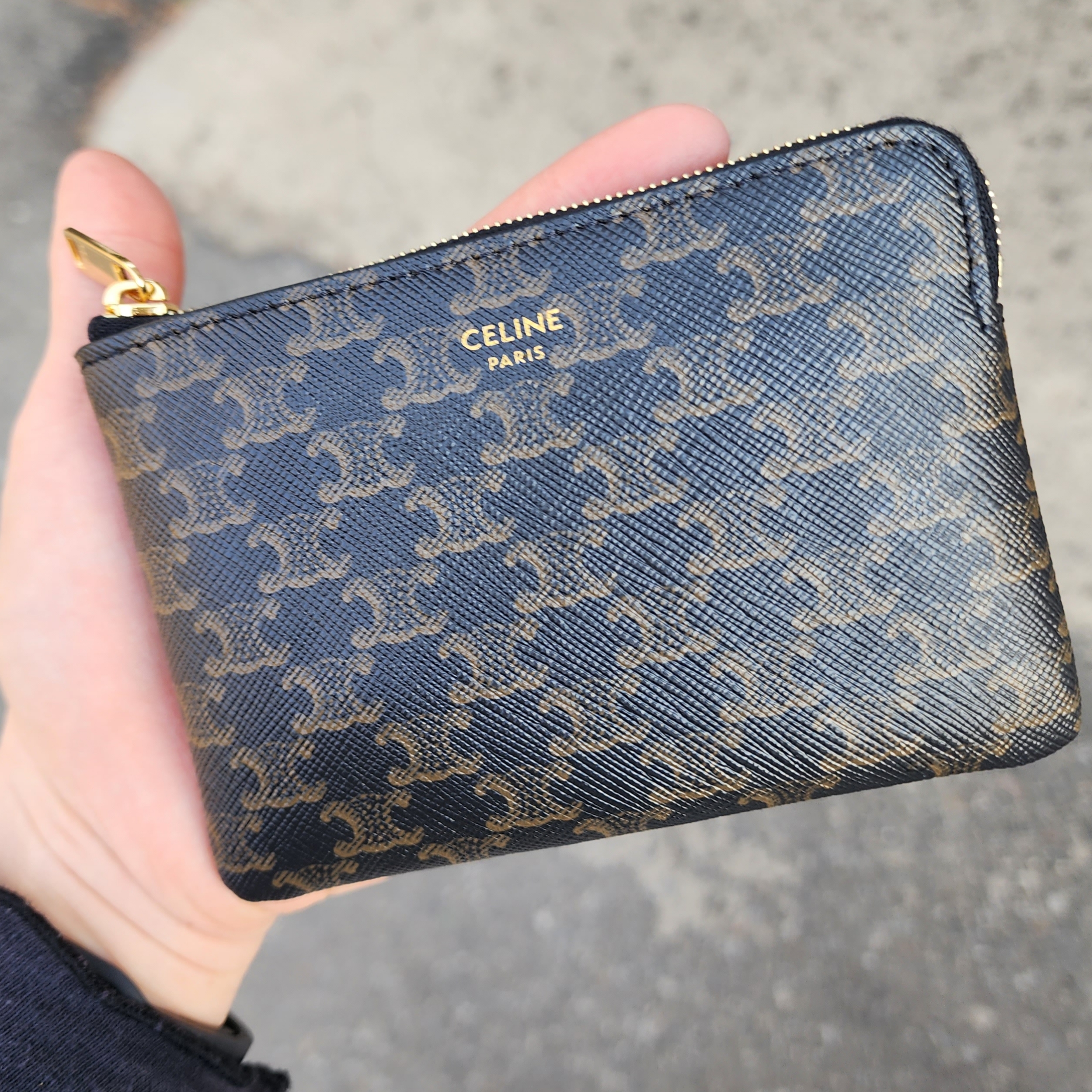Celine Coin & Card Pouch in Triomphe Canvas Black 착용 스타일