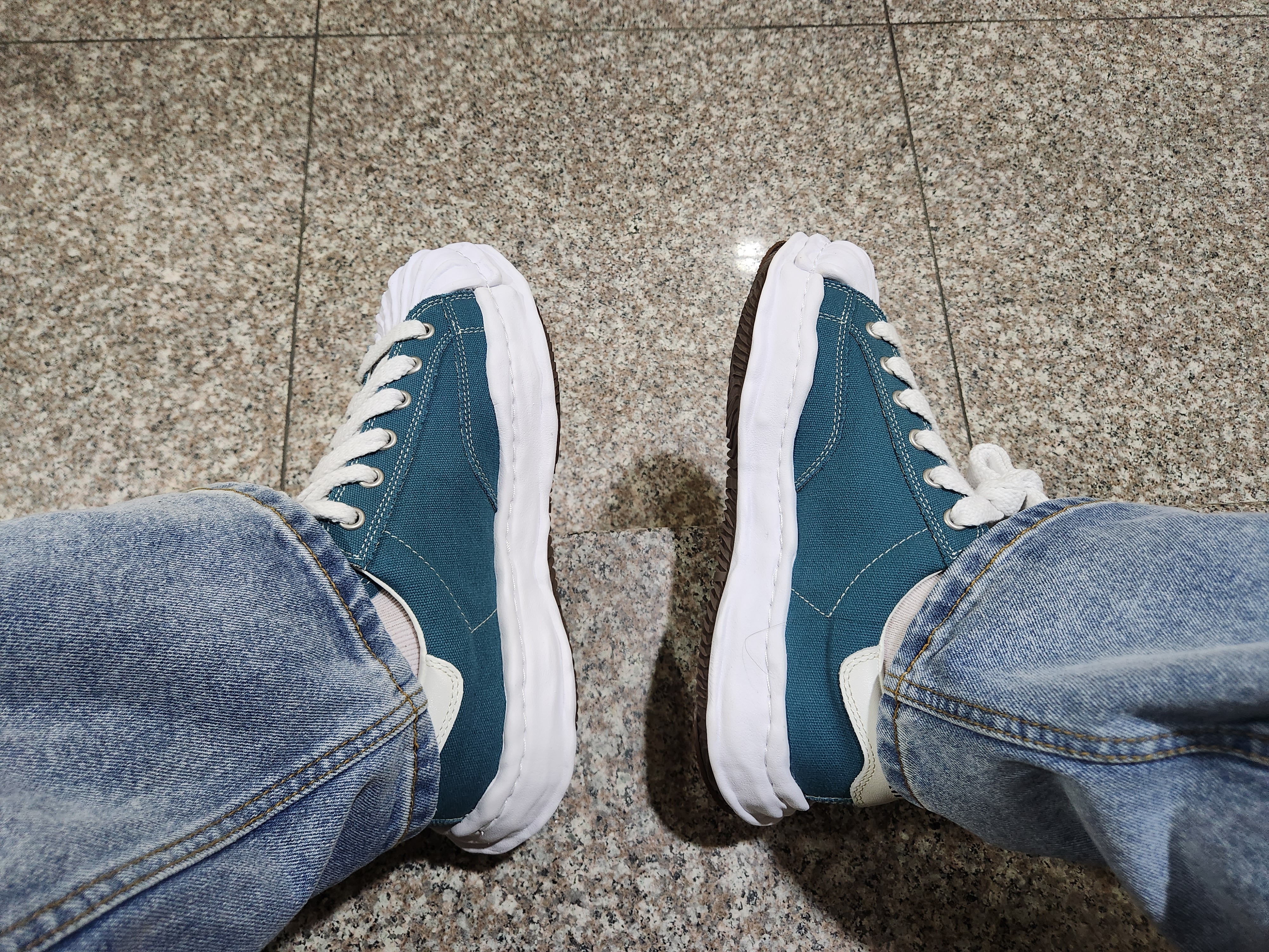 Maison Mihara Yasuhiro Blakey OG Sole Canvas Low-top Sneakers Blue 착용 스타일 - 1