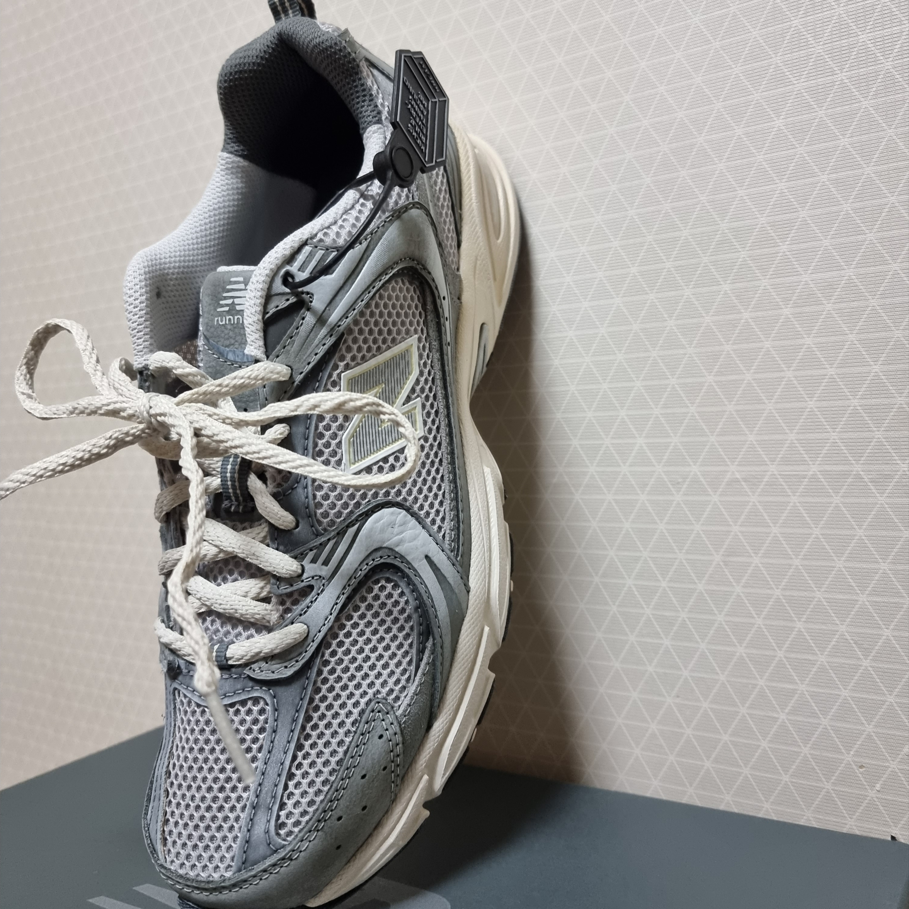 New Balance 530 Premium Vintage Grey Matter 착용 스타일 - 3
