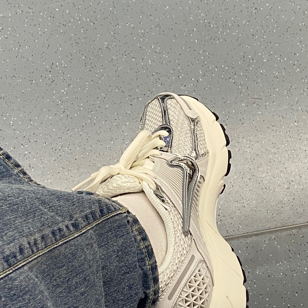 (W) Nike Zoom Vomero 5 Photon Dust and Metallic Silver 착용 스타일