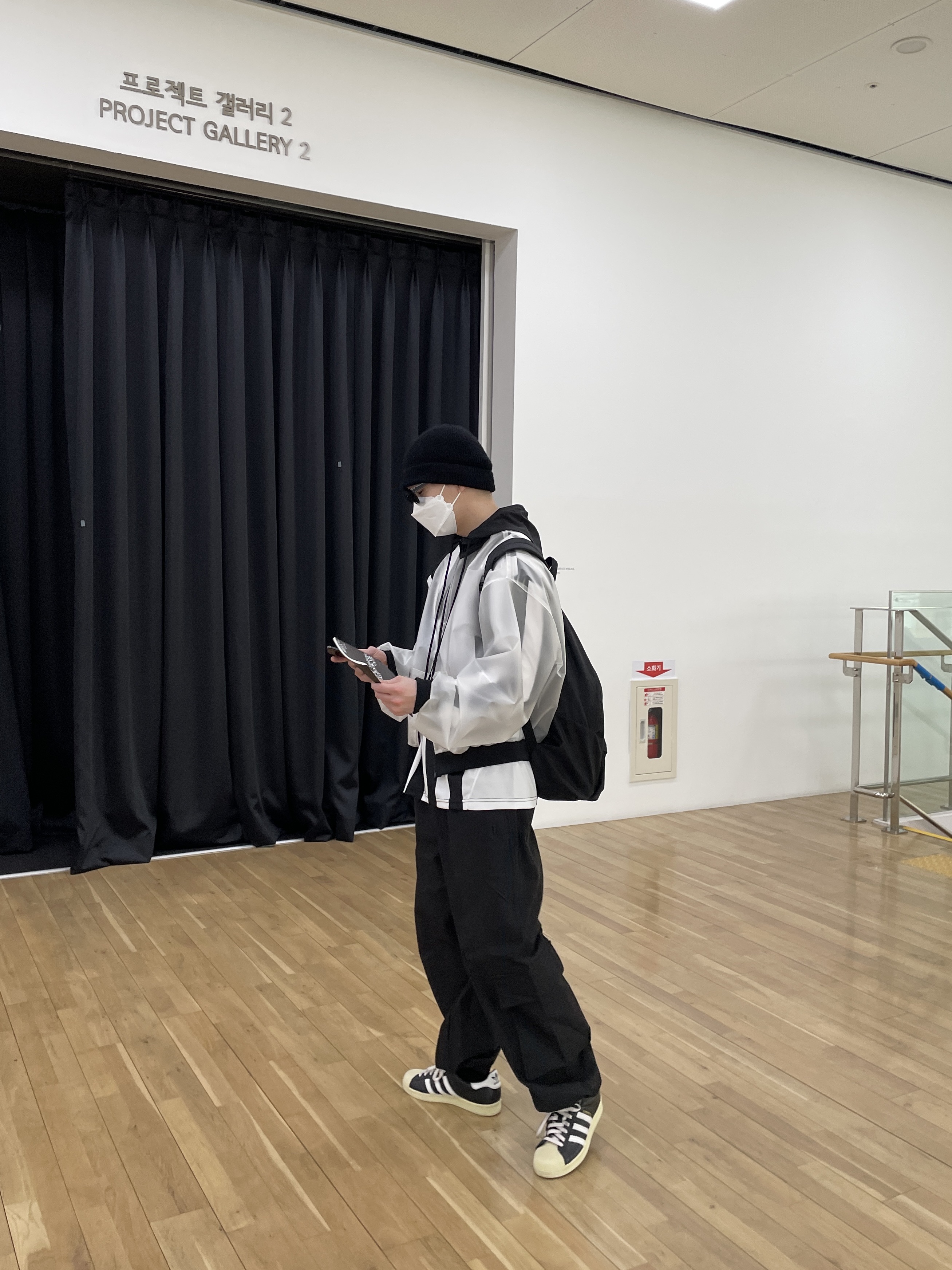 Adidas Superstar Premium Black White 착용 스타일 - 2