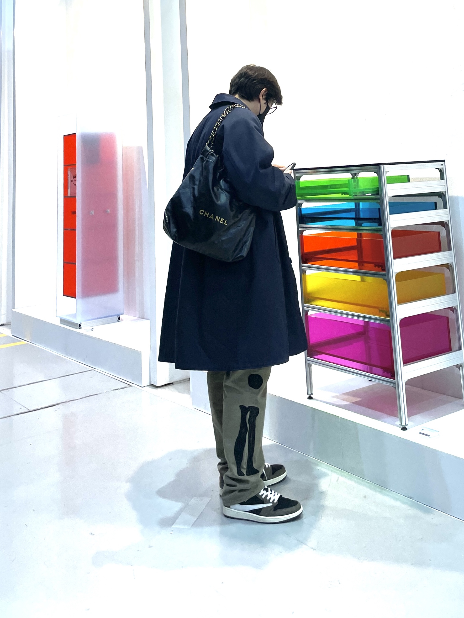 Jordan 1 x Travis Scott Retro Low OG SP Mocha, Kapital Vintage Satin Mexican Tuxedo 5P Okagilly Pants Mocha Beige 착용 스타일 - 1