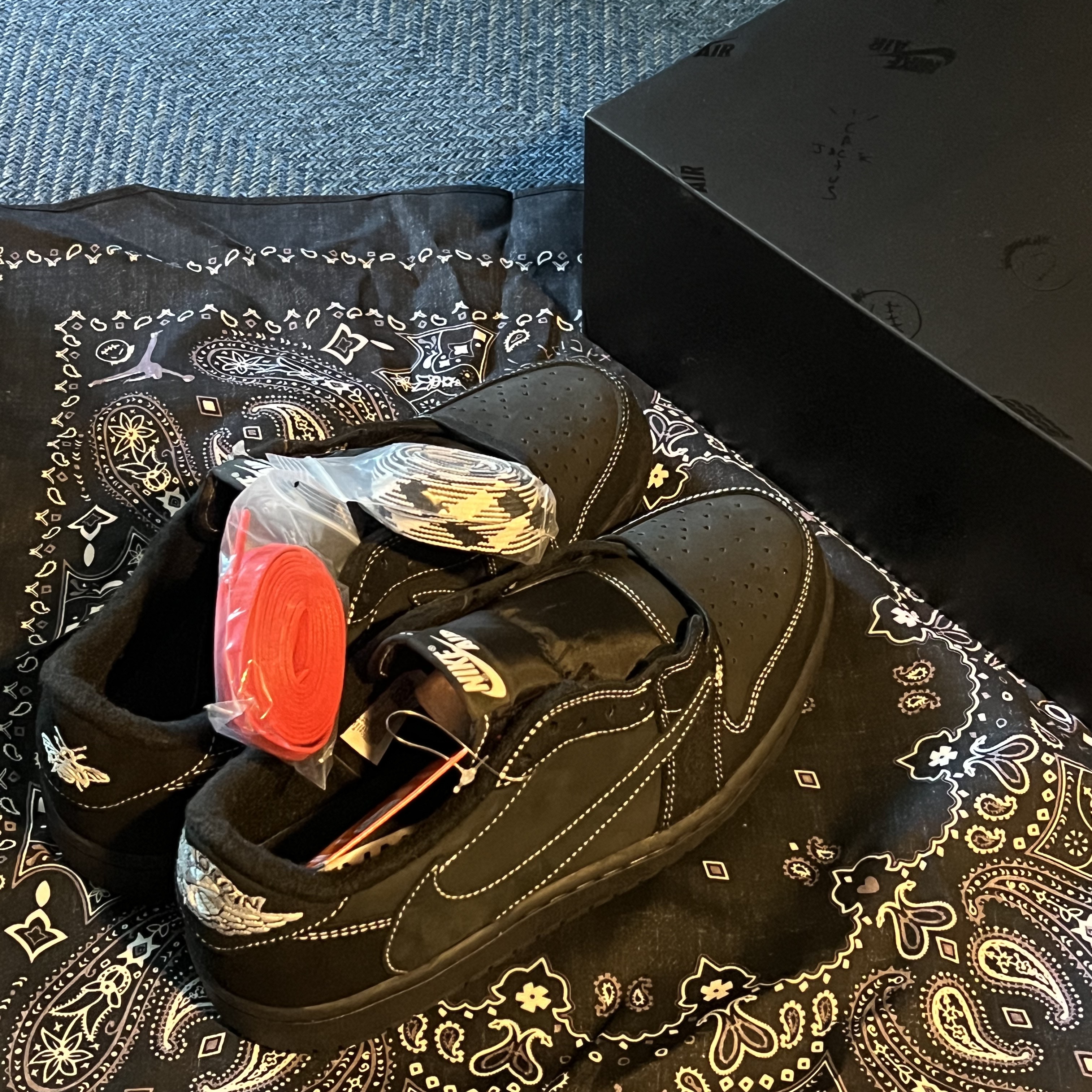 Jordan 1 x Travis Scott Retro Low OG SP Black Phantom 착용 스타일