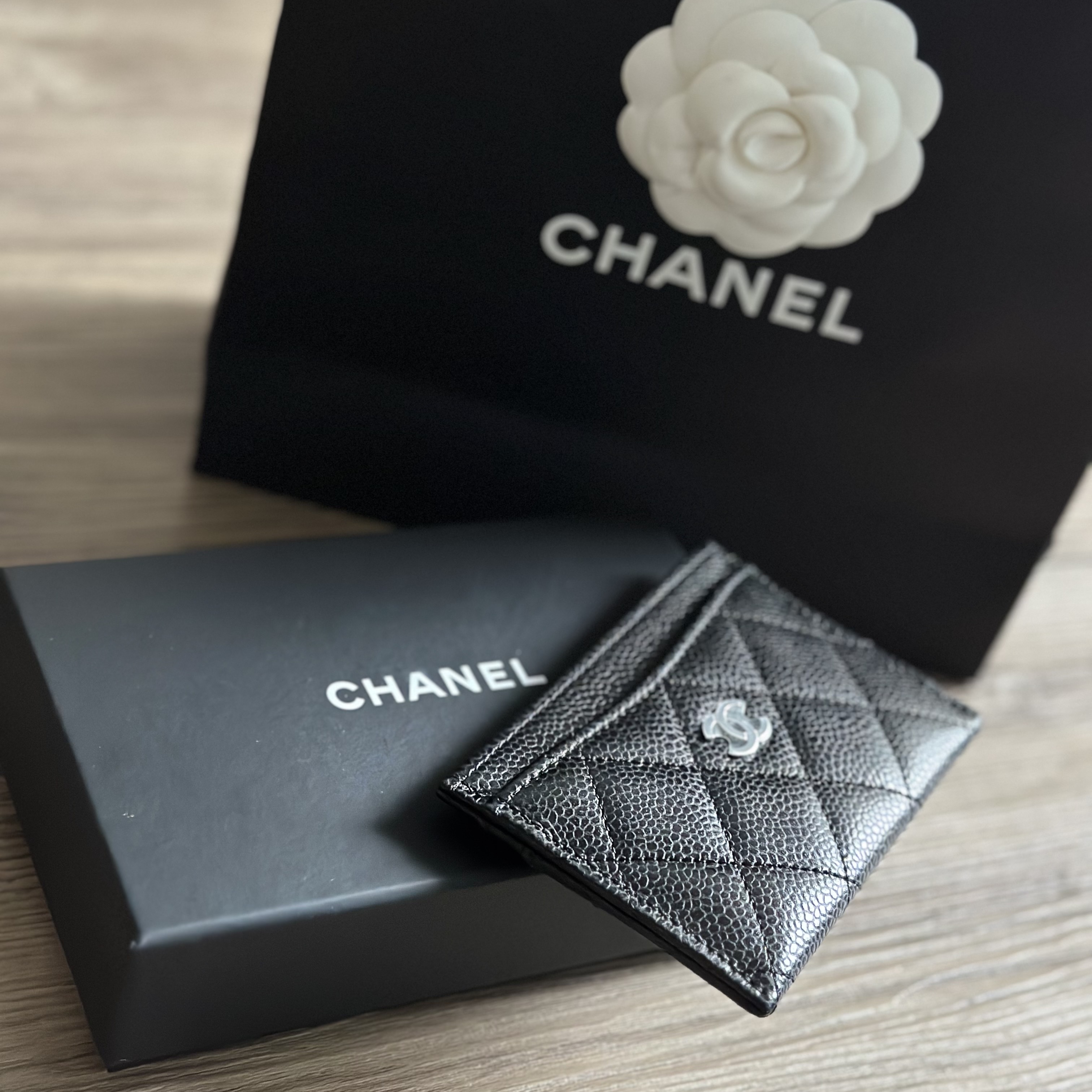 Chanel Classic Card Holder Grained Calfskin & Silver Black 착용 스타일