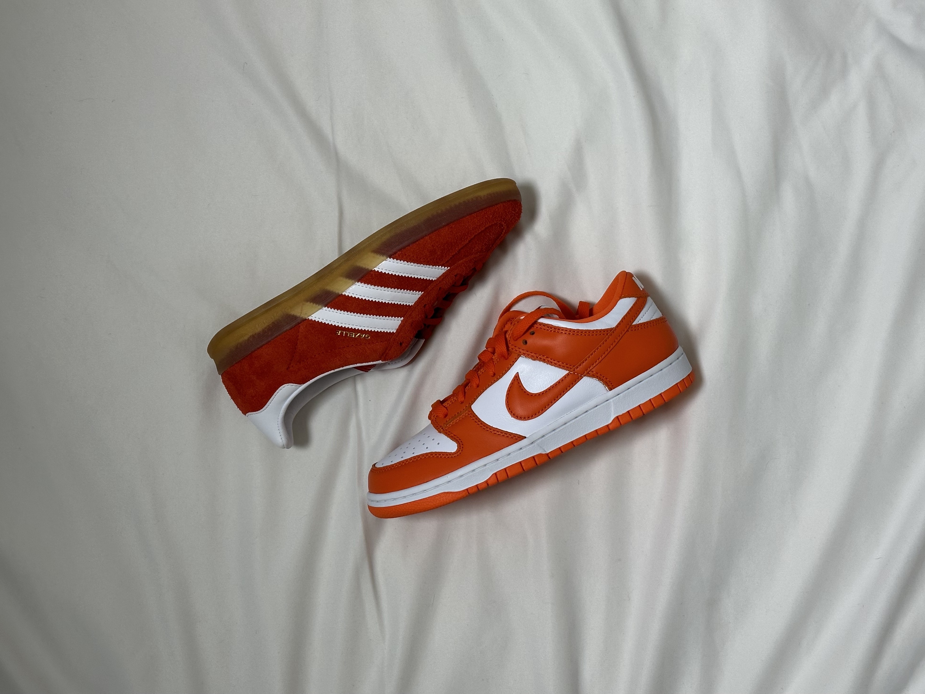 Nike Dunk Low SP Syracuse 2022, (W) Adidas Gazelle Indoor Bold Orange Cloud White 착용 스타일 - 1