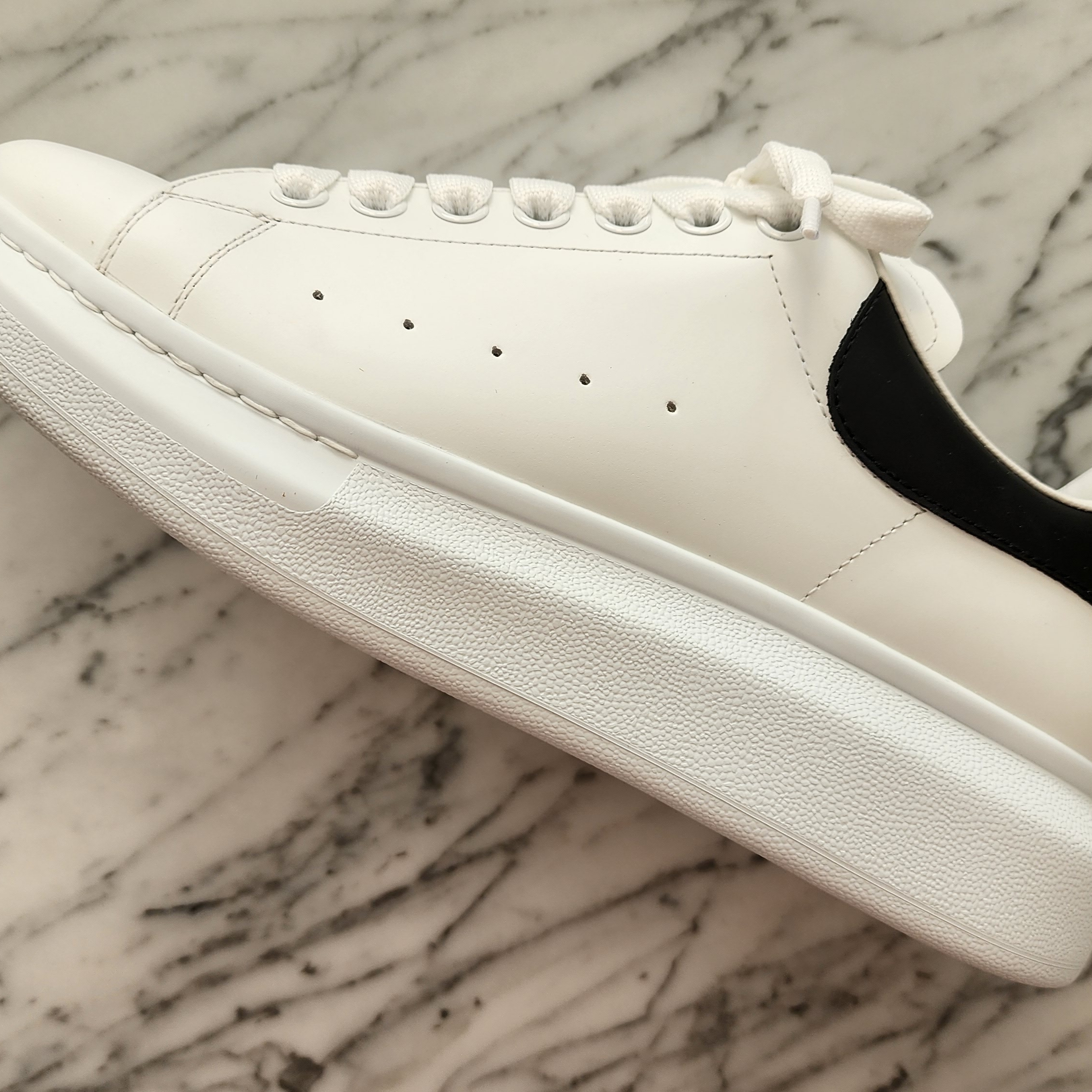 Alexander McQueen Oversized Sneakers White Black 착용 스타일