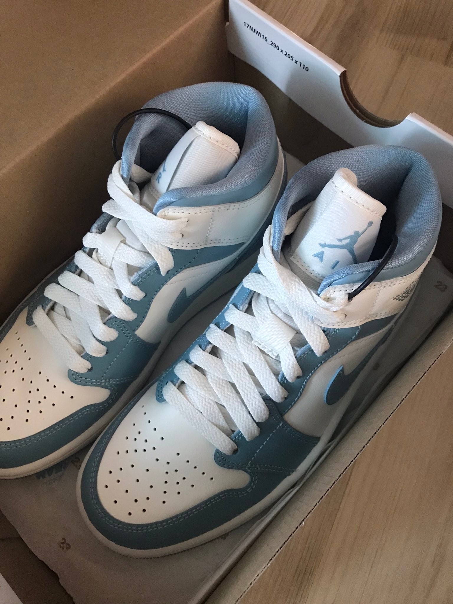 (W) Jordan 1 Mid Sail and Worn Blue 착용 스타일 - 1