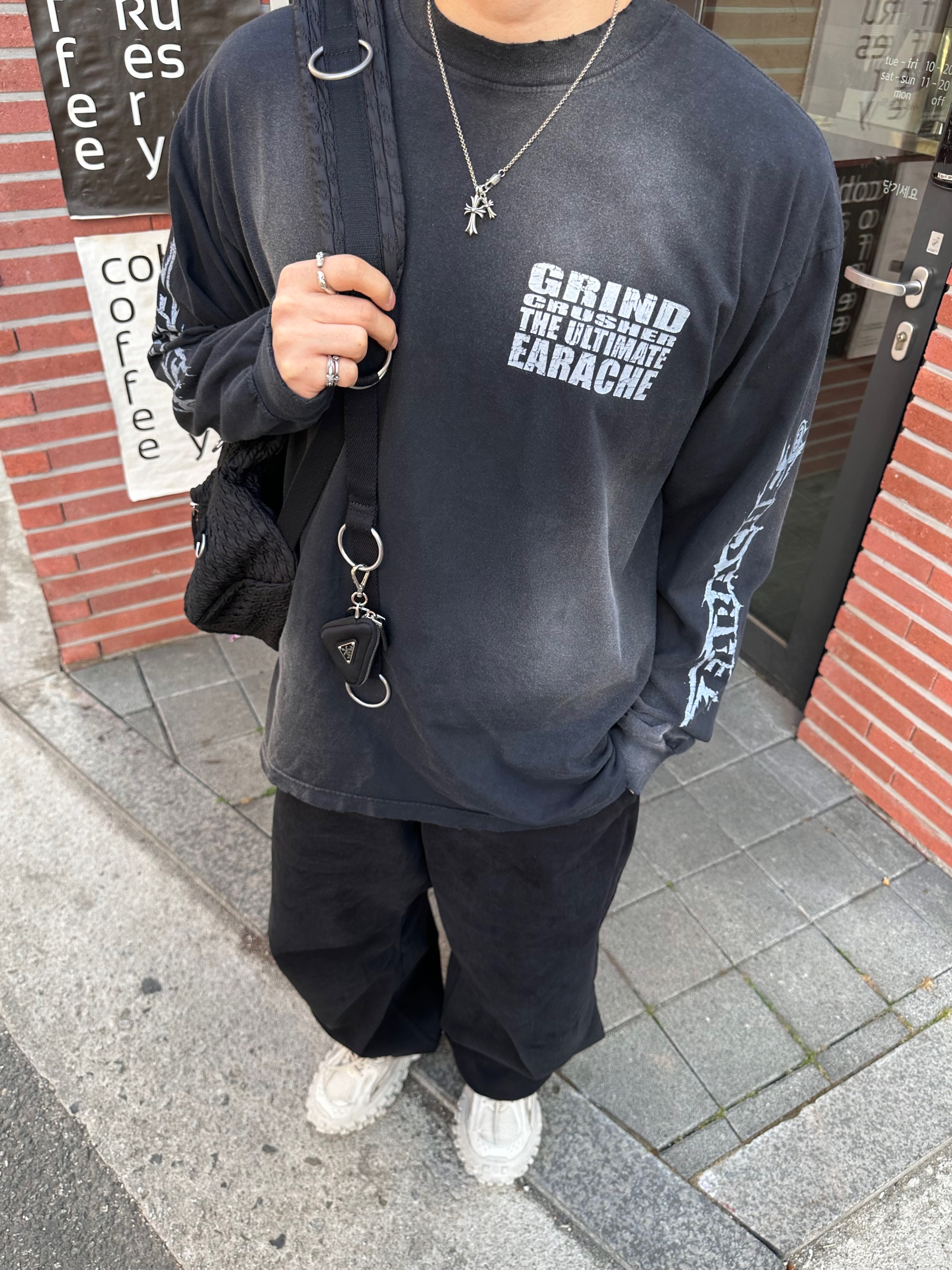 Balenciaga Defender Sneakers Beige, Prada Triangle Logo Pouch Keyring Black 착용 스타일 - 3