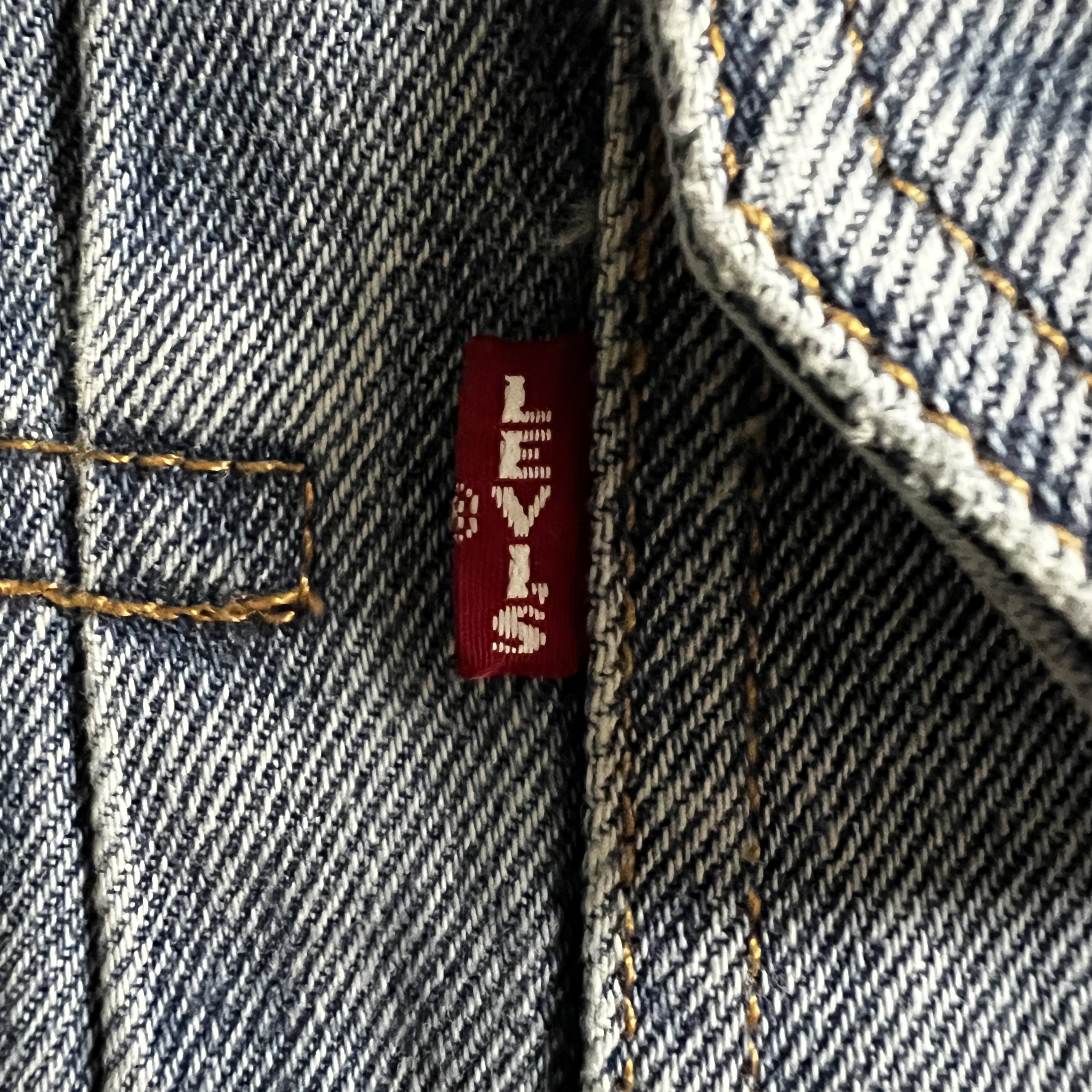 Stussy x Levi's Embossed Trucker Jacket Indigo 착용 스타일 - 2