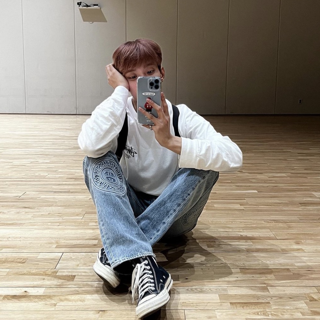 Stussy Stock Seoul LS T-Shirt White 2023, Stussy x Levi's Embossed 501 Jean Indigo 착용 스타일 - 1