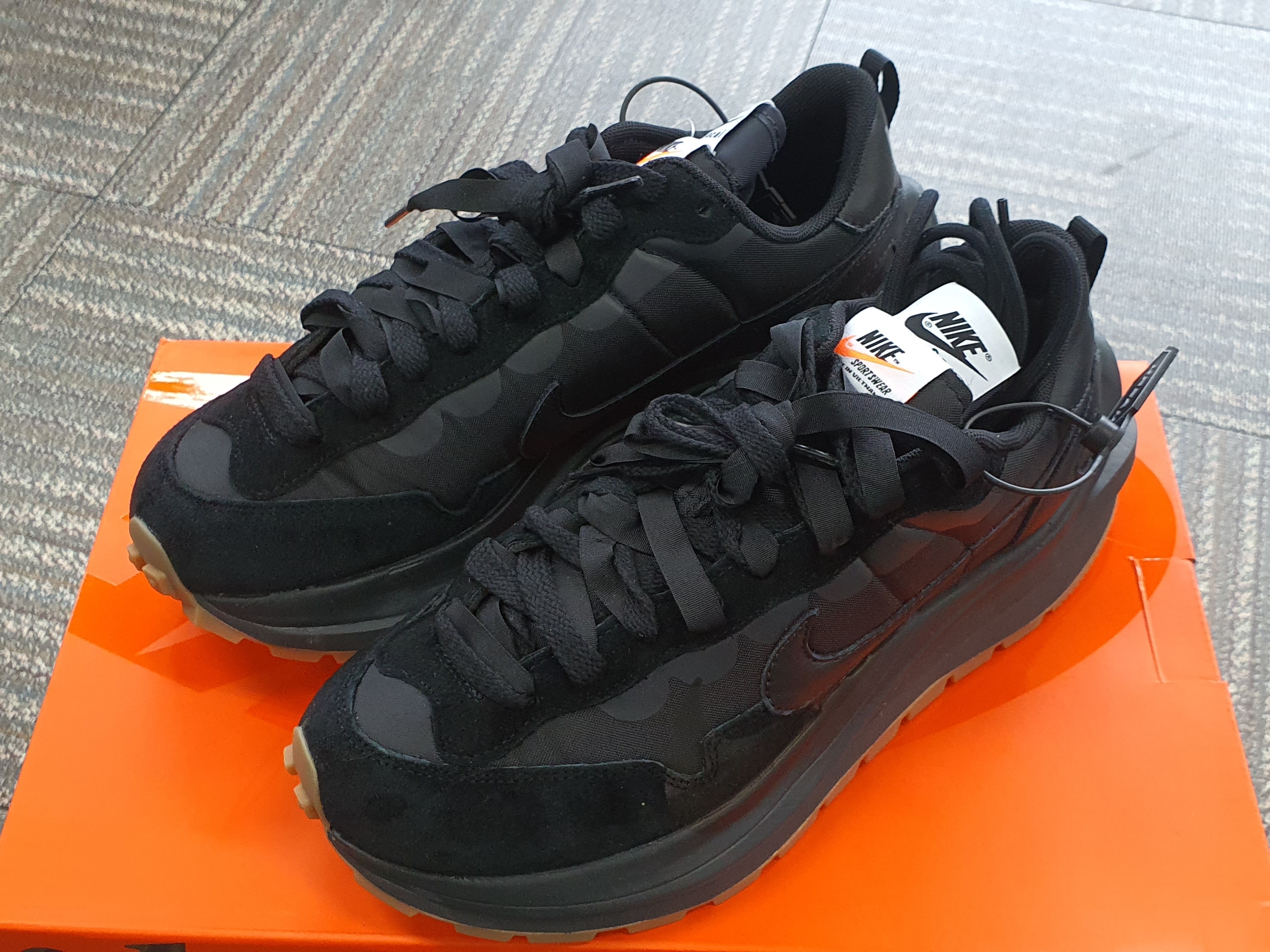 Nike x Sacai VaporWaffle Black and Gum 착용 스타일 - 1