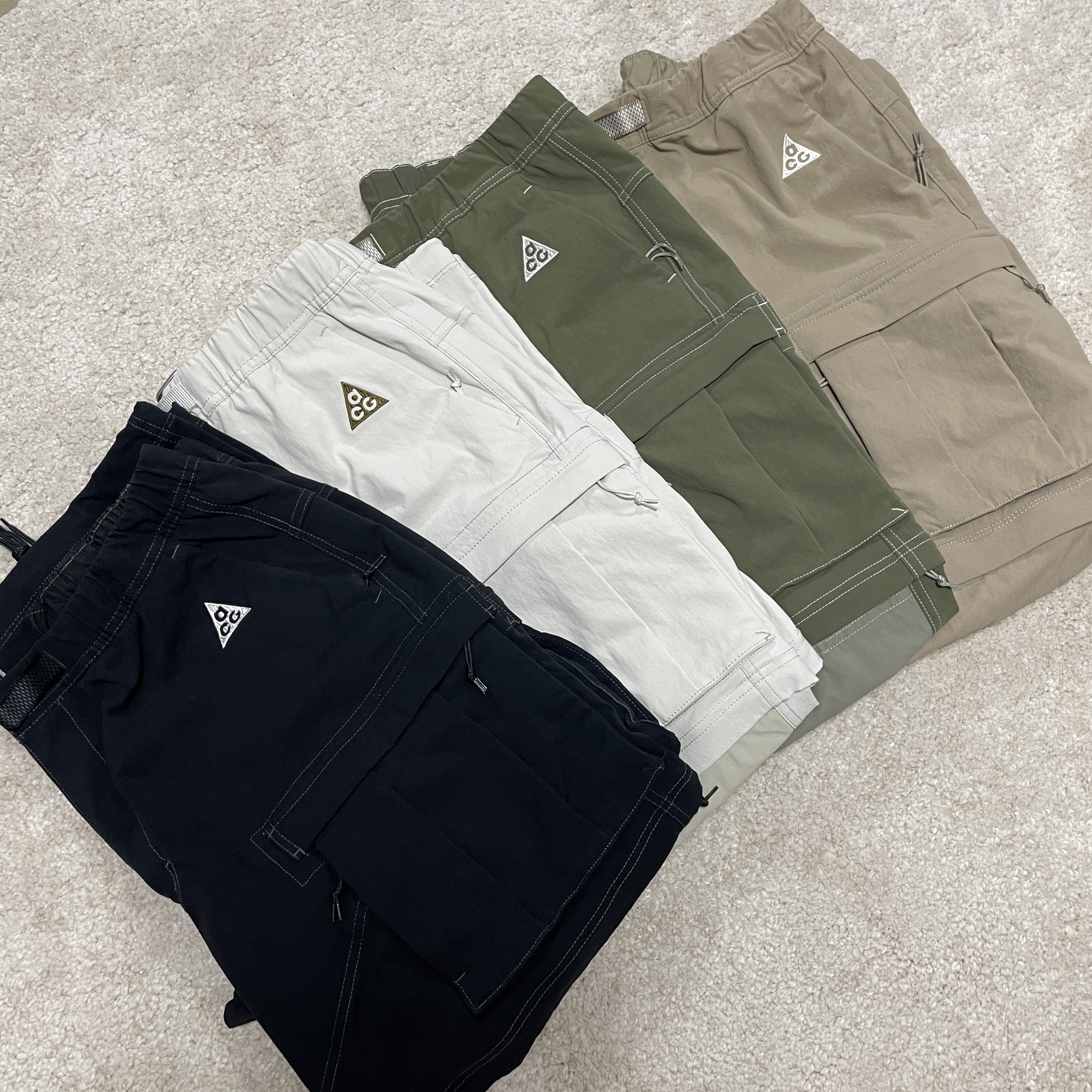 Nike ACG Smith Summit Cargo Pants Light Bone - Asia, Nike ACG Smith Summit Cargo Pants Medium Olive - Asia 착용 스타일 - 1