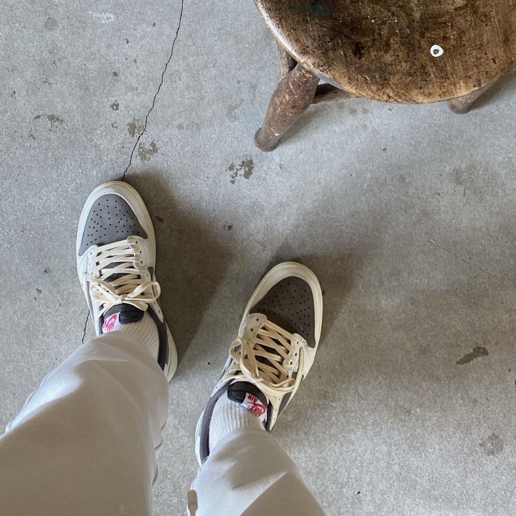 Jordan 1 x Travis Scott Retro Low OG SP Sail and Ridgerock 착용 스타일 - 2