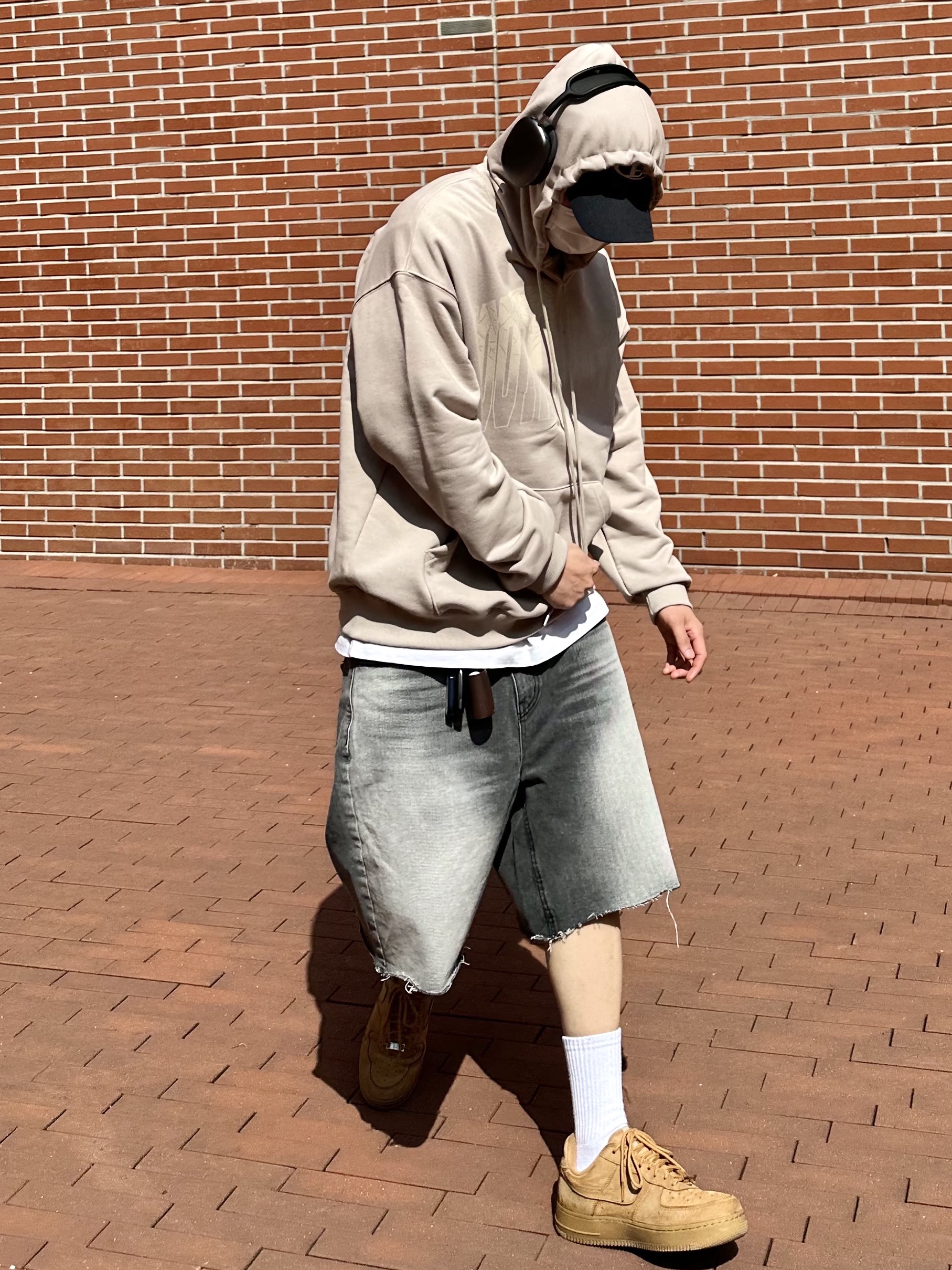 Nike x Supreme Air Force 1 Low Flax, Apple AirPods Max Lightning Space Gray (Korean Ver.) 착용 스타일 - 2