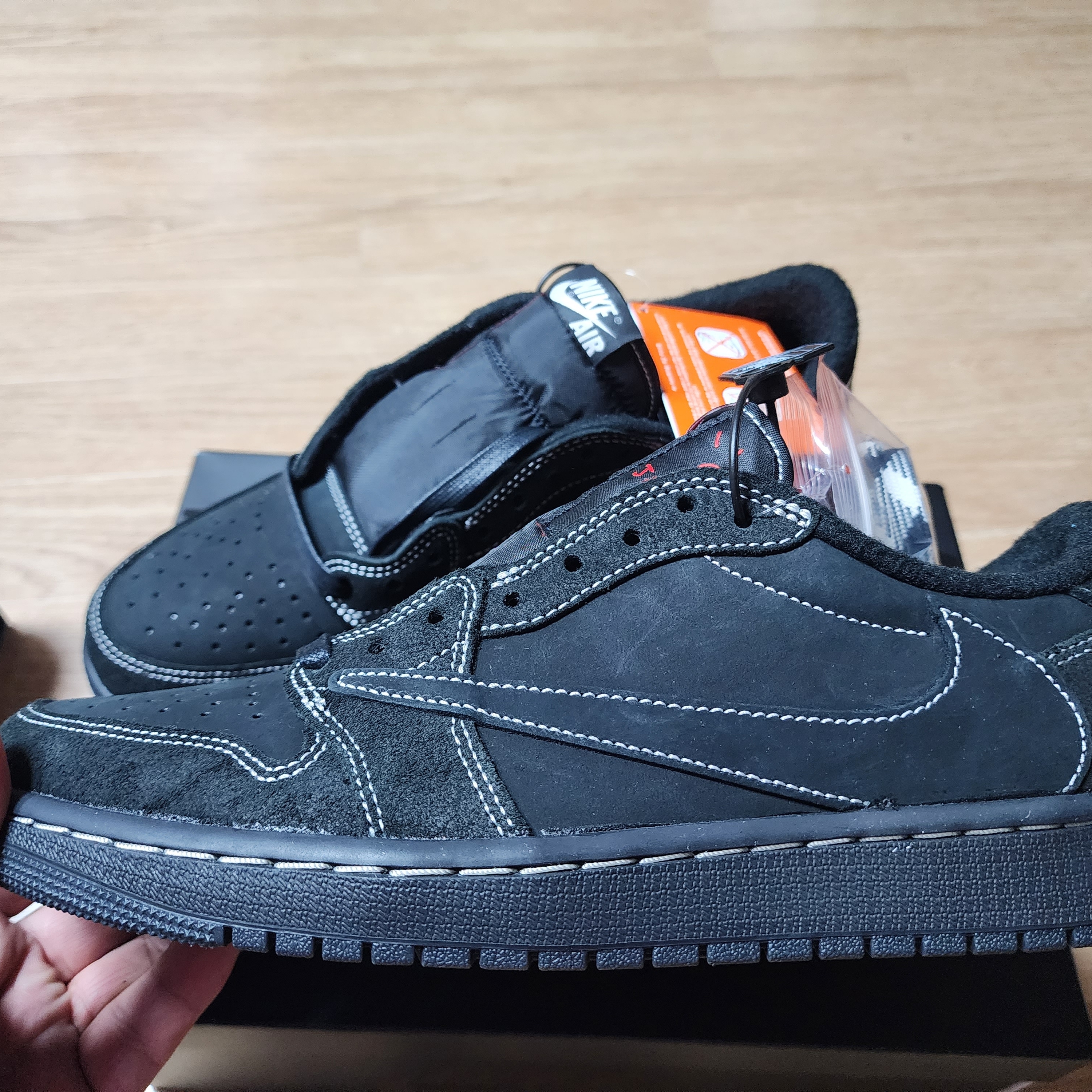 Jordan 1 x Travis Scott Retro Low OG SP Black Phantom 착용 스타일 - 3